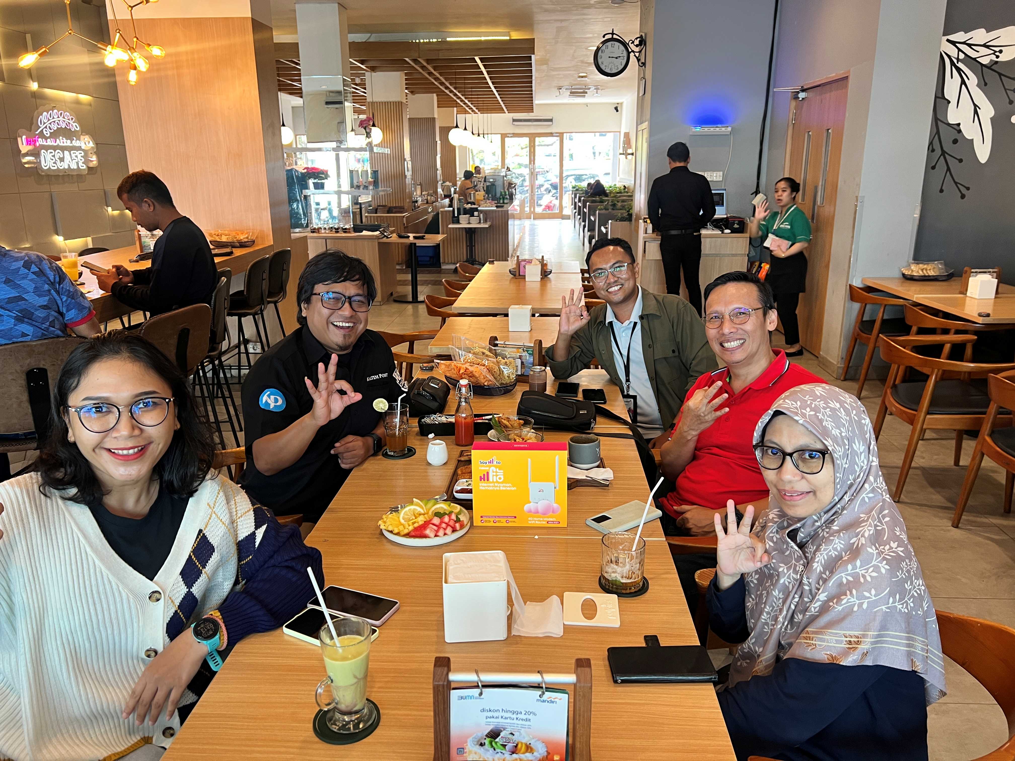 MITRA MEDIA: Sugiyanto (dua kanan) bersama manajemen saat ngobrol santai bareng Romdani di Decafe Balikpapan, Rabu (26/6).