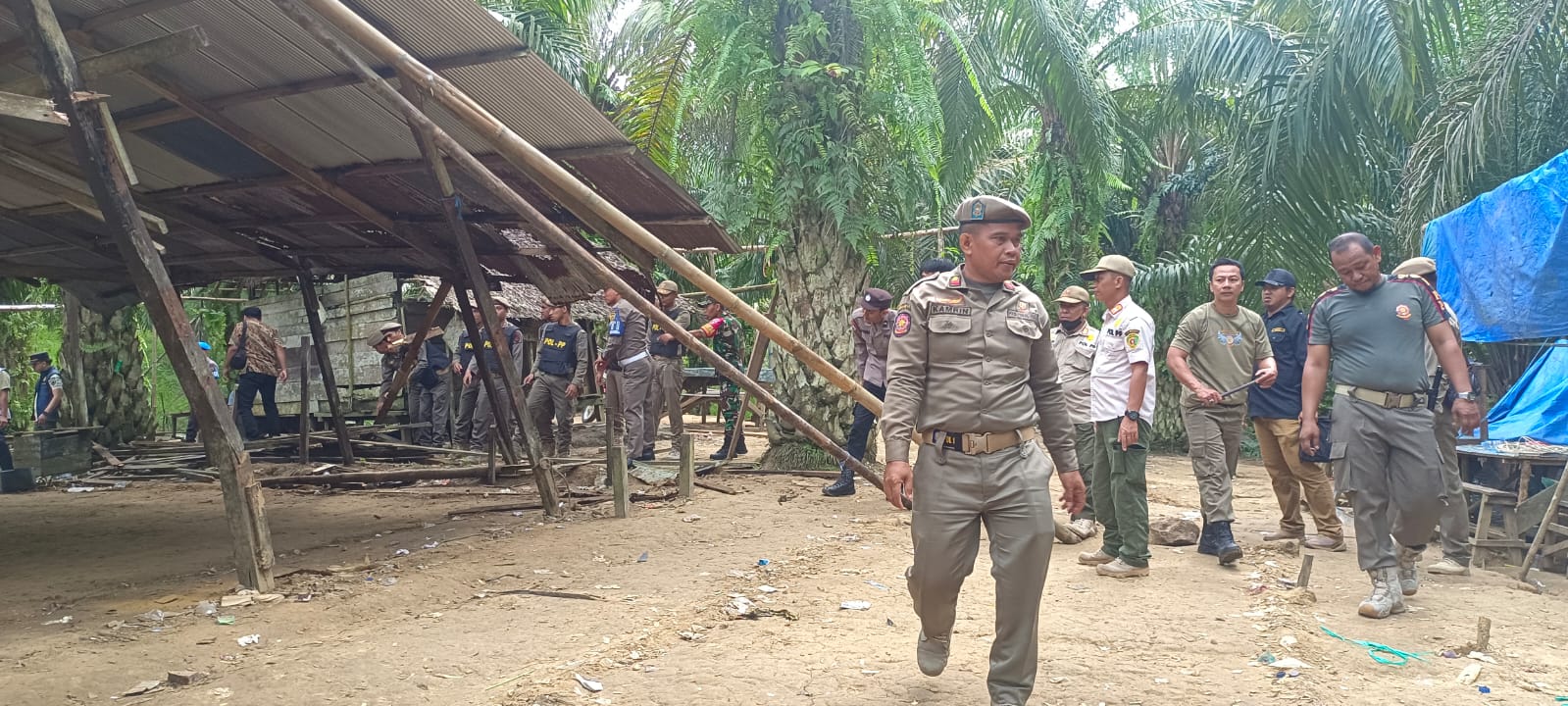 Tim gabungan saat melakukan operasi penertiban arena judi dadu dan sabung ayam di wilayah Kecamatan Penajam, PPU. (FOTO: IST)