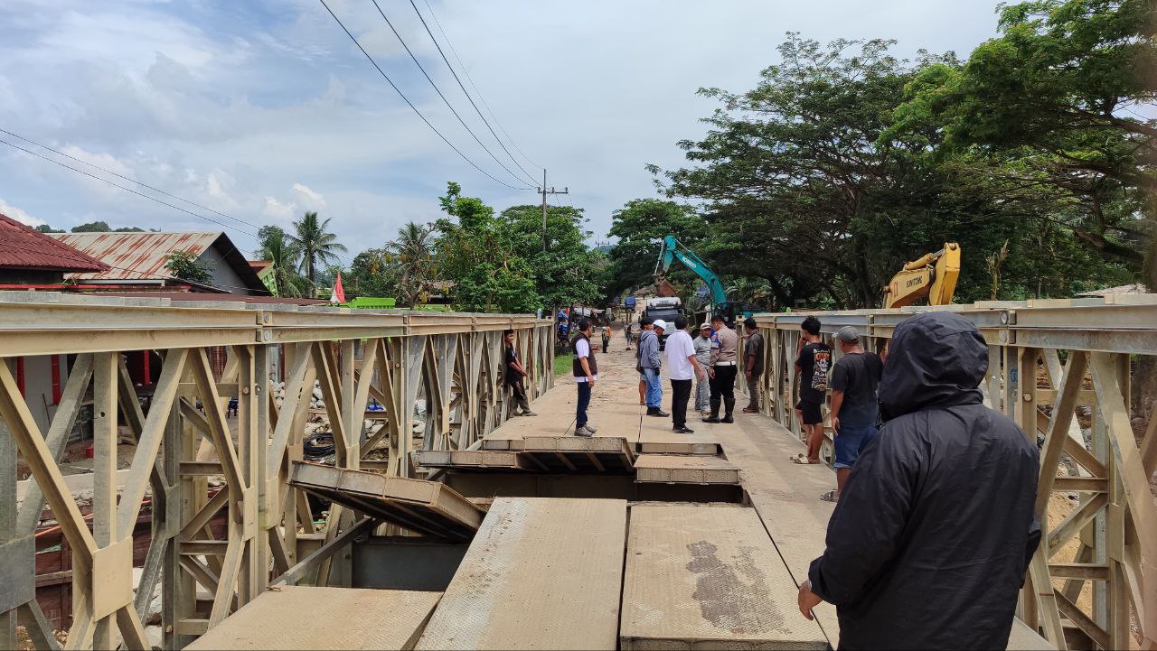 SEMPAT RUSAK: Jembatan darurat yang dibangun Balai Besar Pelaksanaan Jalan Nasional (BBPJN) Kaltim rusak.