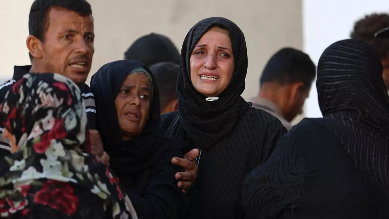 Warga Palestina berduka di luar rumah sakit Al-Shifa di Kota Gaza setelah beberapa orang tewas dalam serangan Israel pada 26 Juni 2025.