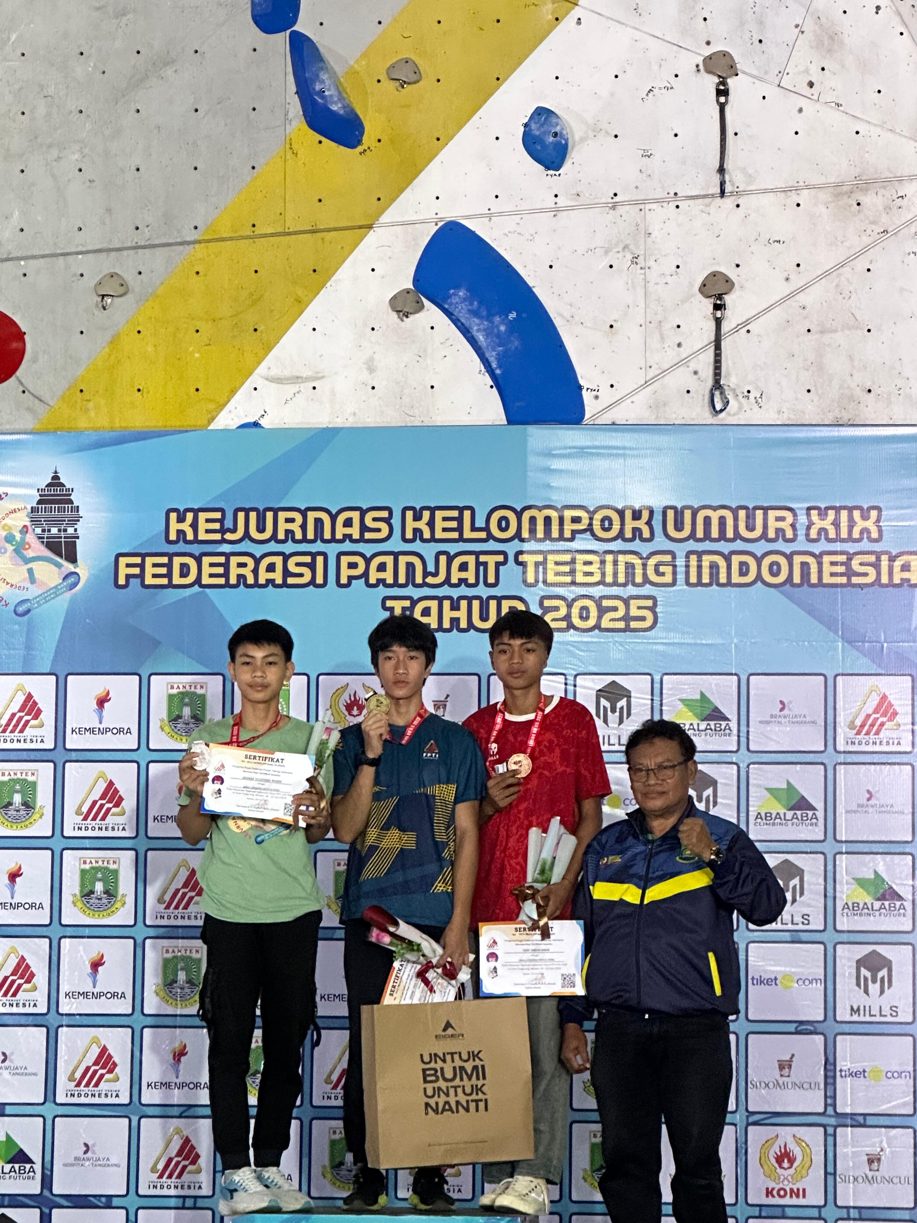 Atlet panjat tebing Kaltim, Rizky Sholeh Akbar (kedua kanan) membawa pulang medali perunggu di nomor boulder youth B putra.