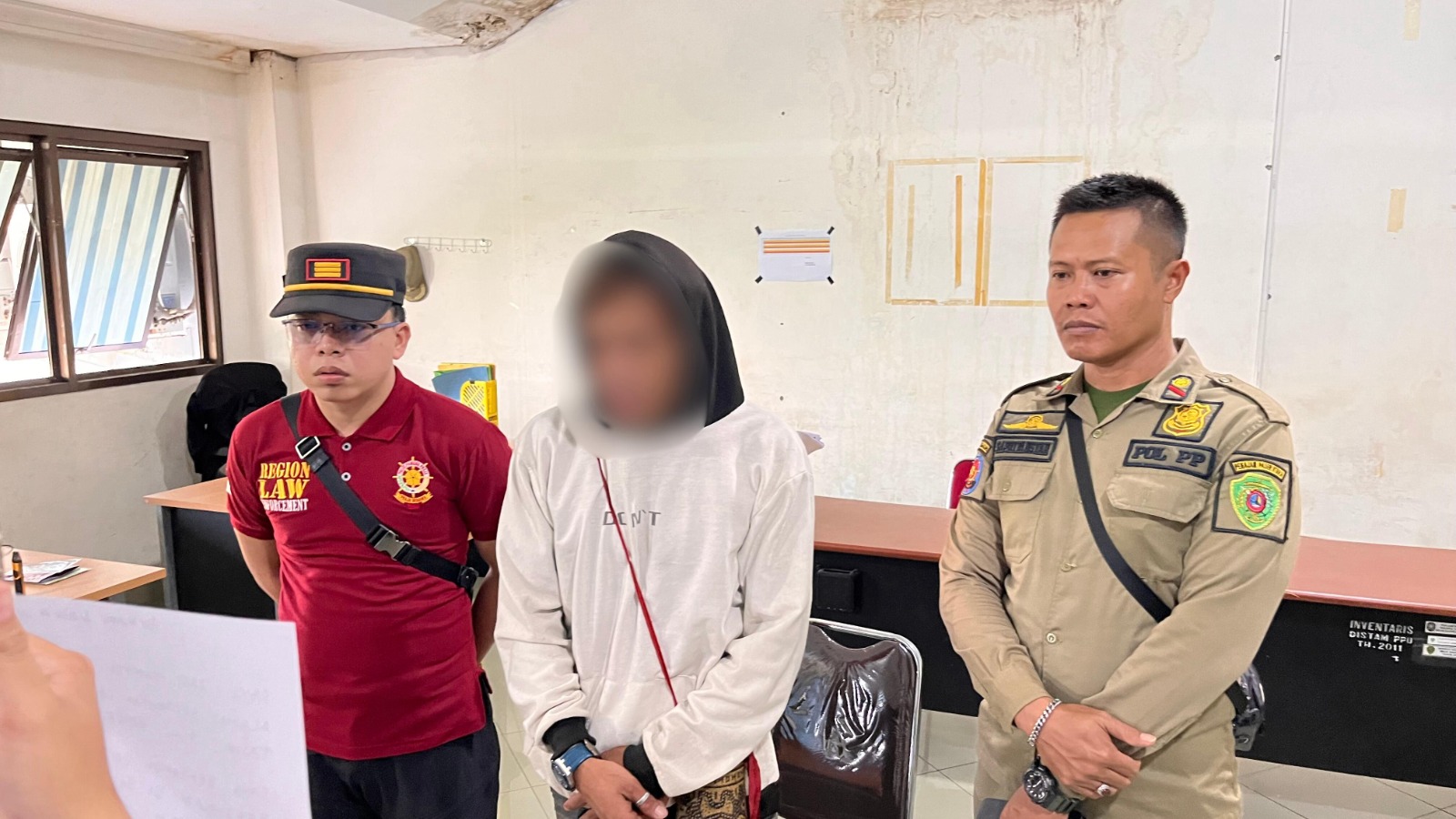 MINTA MAAF: Oknum pedagang kaki lima (PKL) yang sempat mengancam petugas Satpol PP PPU (tengah) dan telah meminta maaf.