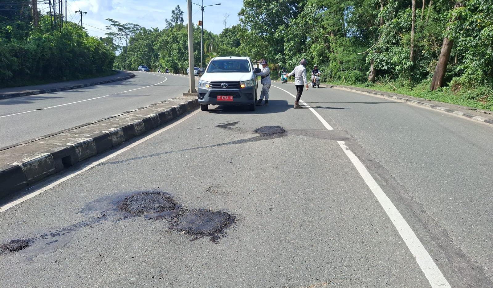 Dinas PUPRK Bontang melakukan perbaikan di ruas Jalan Cipto Mangunkusumo yang sebelumnya terdapat beberapa titik lubang cukup dalam. (ADIEL KUNDHARA/KP)