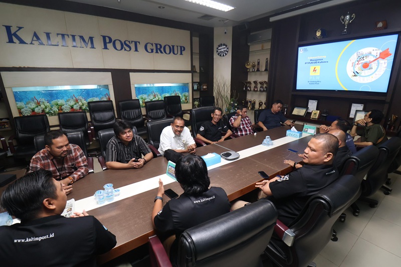 SILATURAHMI: Manajemen PT PLN UID Kaltimra dipimpin Senior Manajer Kinerja Keuangan Muchamad Meiryandi mengunjungi Gedung Biru Kaltim Post Balikpapan, Rabu (25/6).