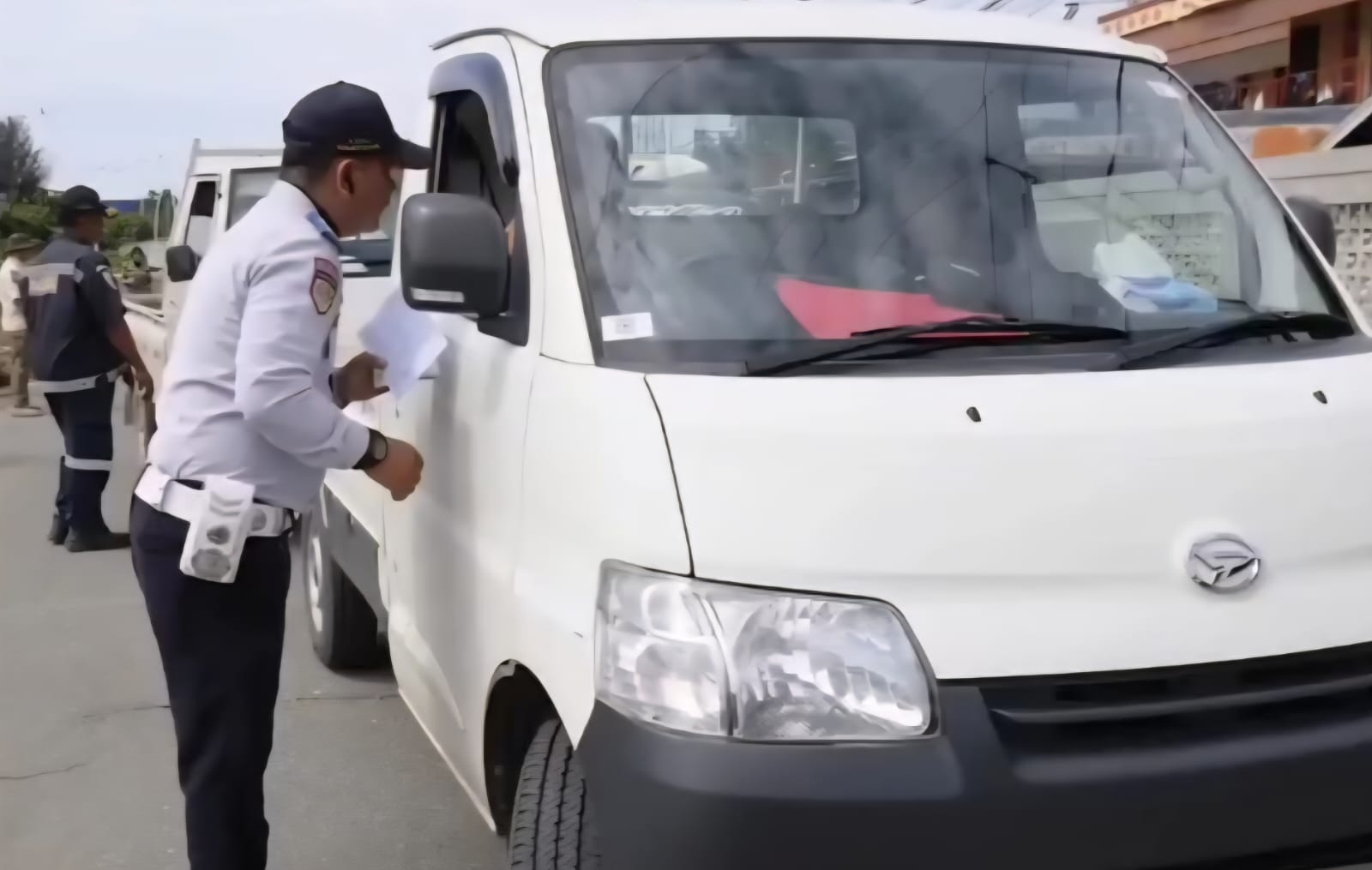 OPERASI: Petugas gabungan melakukan operasi sasaran kendaraan angkutan umum dan barang.