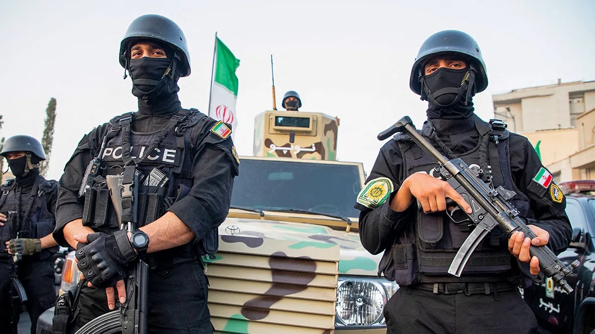 Polisi Iran berjaga di seputar kota Teheran.