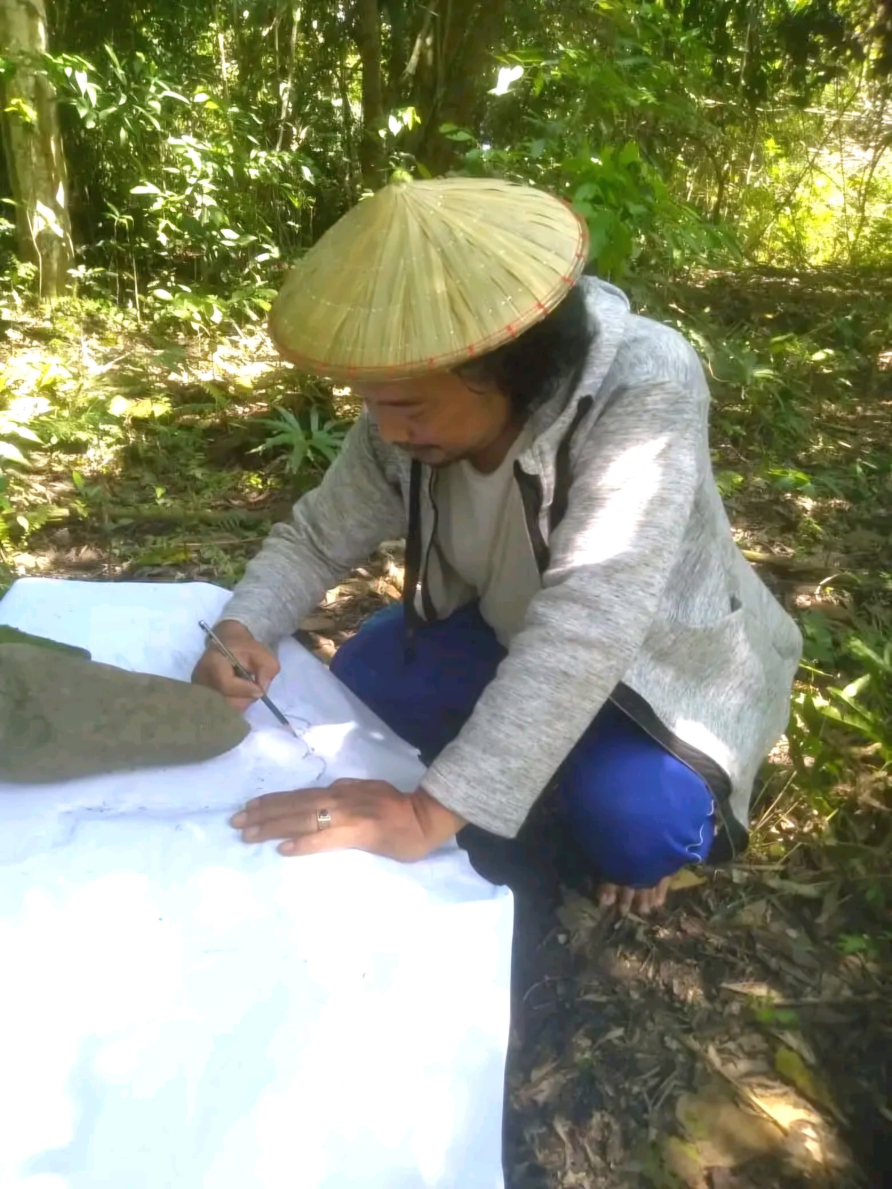 Susilo Wicaksono melakukan penelitian aksara, pada batu kepala atau yupa di Muara Kaman. Batu itu terdapat tulisan Bhena yang artinya Penguasa Bintang. (DOK PRIBADI UNTUK KALTIM POST)