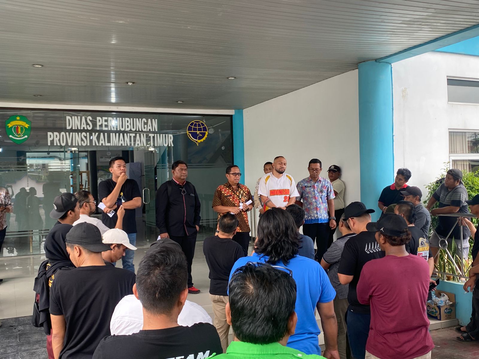 Puluhan pengemudi ojol yang tergabung dalam Aliansi Mitra Kaltim Bersatu unjuk rasa di depan Dinas Perhubungan Kaltim, Kamis (26/6), menuntut tarif disesuaikan dengan Keputusan Gubernur Kaltim.