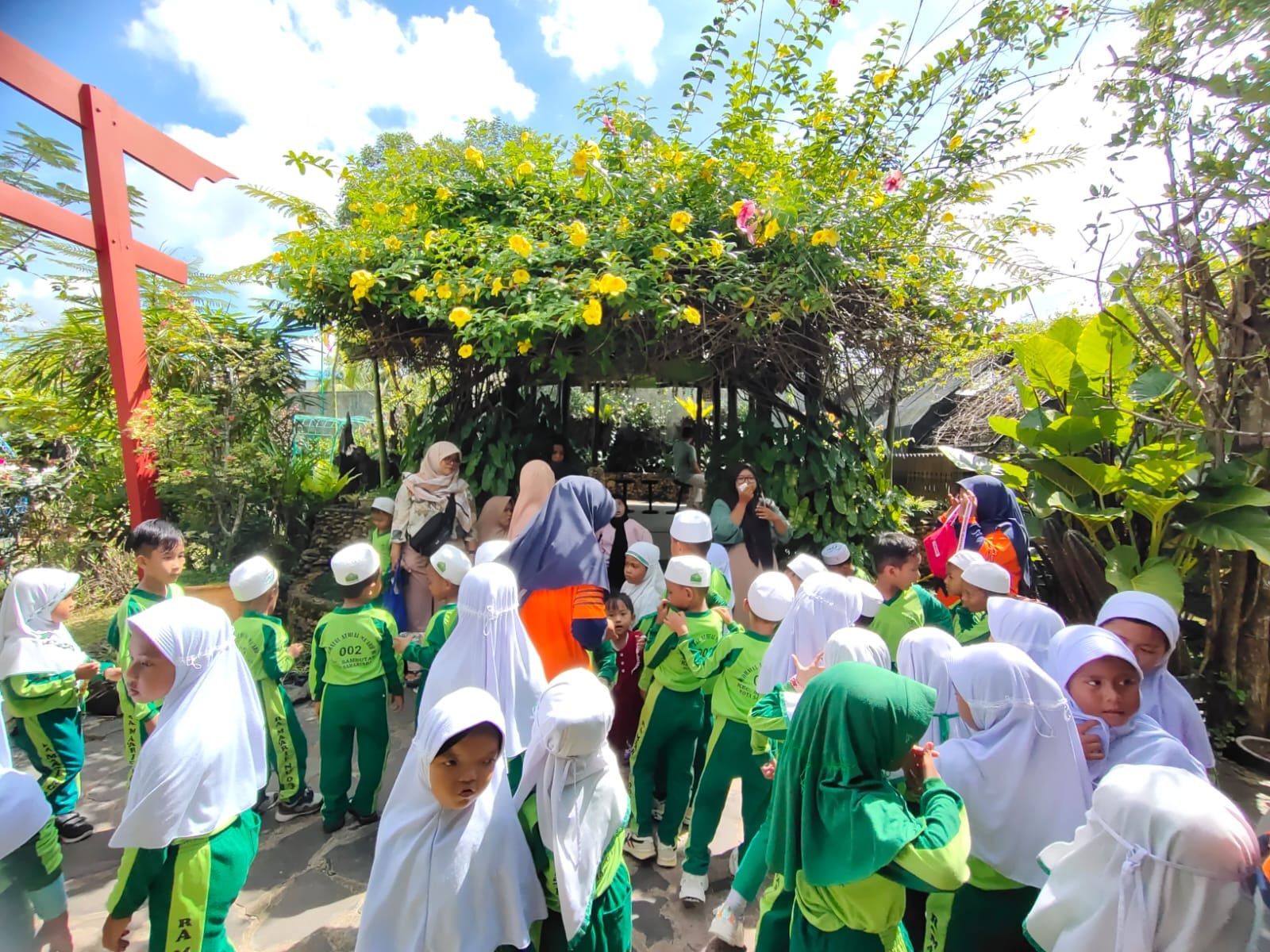 MINI ZOO: Berinteraksi dengan hewan jadi yang paling disenangi anak-anak di Naureen Mini Garden. Apalagi dengan tiket masuk hanya Rp10 ribu.