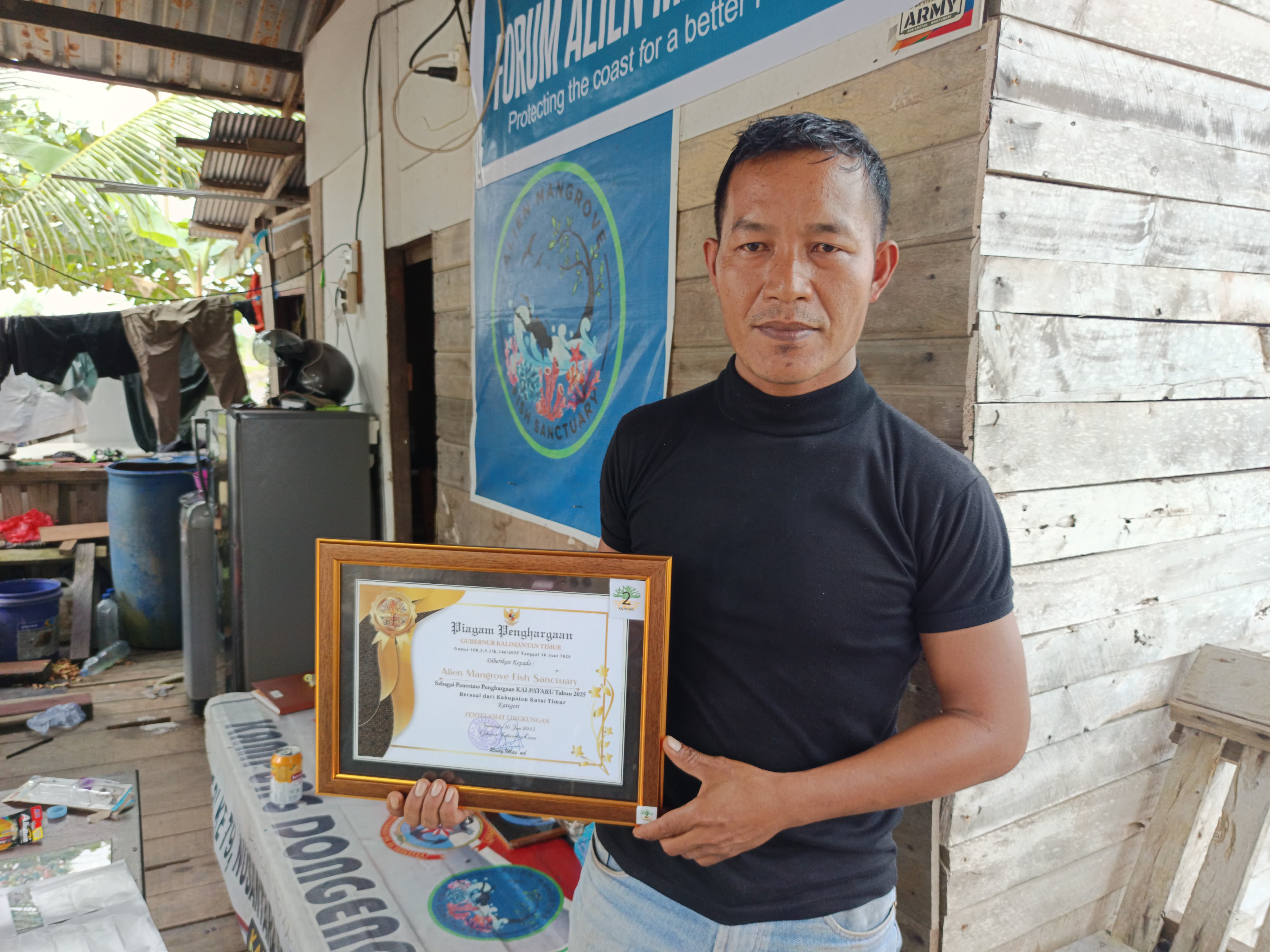 APRESIASI: Ketua Alien Mangrove Sanctuary, Faisal menerima penghargaan Kalpataru Tingkat Provinsi Kalimantan Timur.