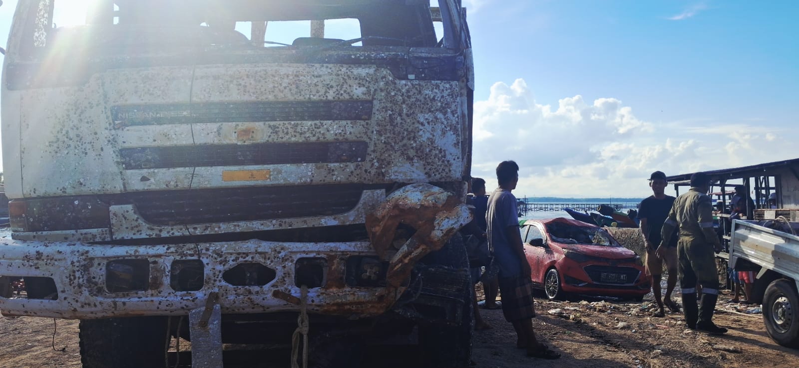 EVAKUASI: Penyelam dibantu motoris kapal klotok Pelabuhan Batu berhasil mengevakuasi kendaraan yang karam bersama KMP Muchlisa.