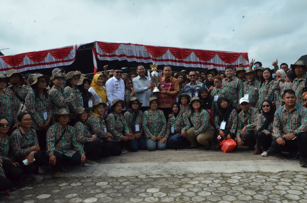 PENGHARGAAN: Wakil Gubernur Kaltim Bersama Bupati Kutai Barat berfoto bersama Kontingen PEDA KTNA ke XI Kutai Barat.