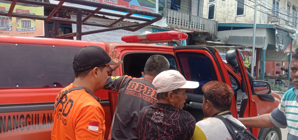 Proses evakuasi perempuan paruh baya yang meninggal saat liburan di Pulau Beras Basah, Bontang, Sabtu (28/06/2025).