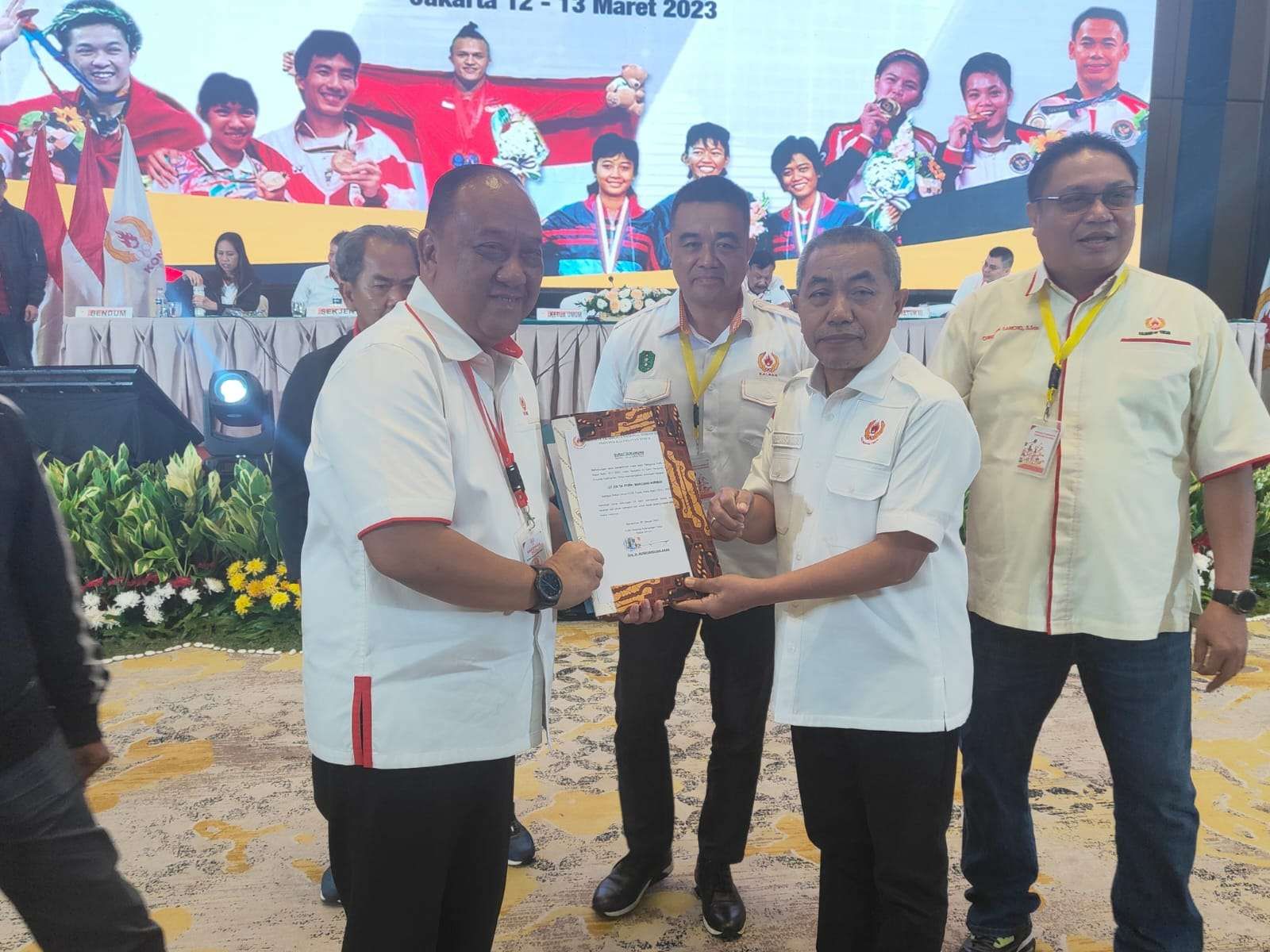 Ketua Umum KONI Pusat Letjen TNI (Purn) Marciano Norman dan Ketua KONI Kaltim Rusdiansyah Aras. Mereka siap saling dukung demi menyukseskan KONI Bayan Championship 2025.