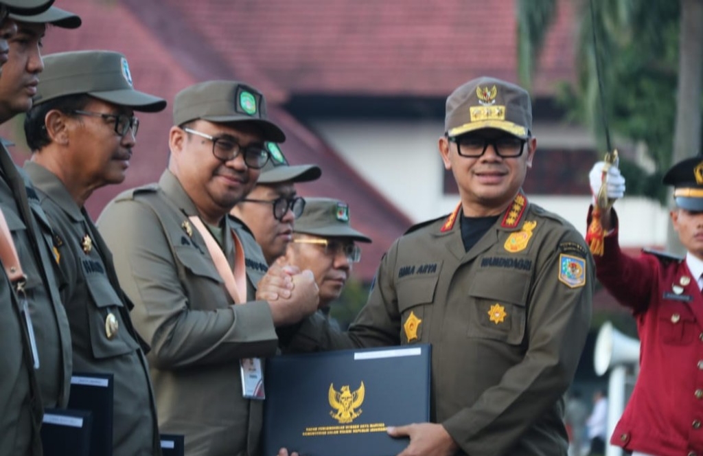 APRESIASI: Bupati Aulia Rahman Basri Bersama Wabup Rendi Solihin menerima lencana dan sertifikat dan Wamendagri.