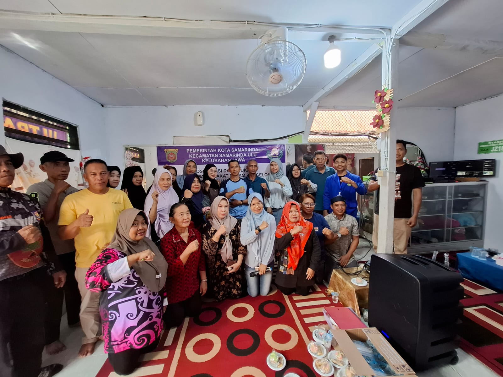 Mukmin (tengah, baju biru) bersama warga RT 03 Kelurahan Jawa usai sosialisasi tentang pemilahan sampah rumah tangga, Minggu (29/6). (FOTO: IST)
