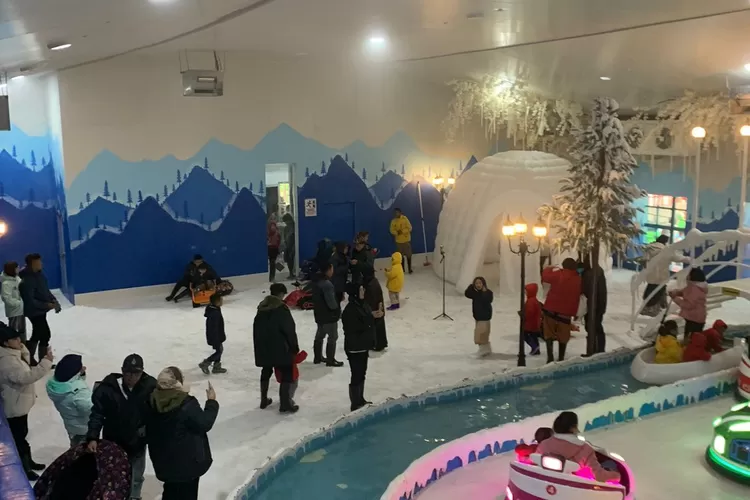 BANYAK PEMINAT: Snow World, wahana salju buatan pertama di Samarinda menjadi magnet baru di Samarinda Theme Park.