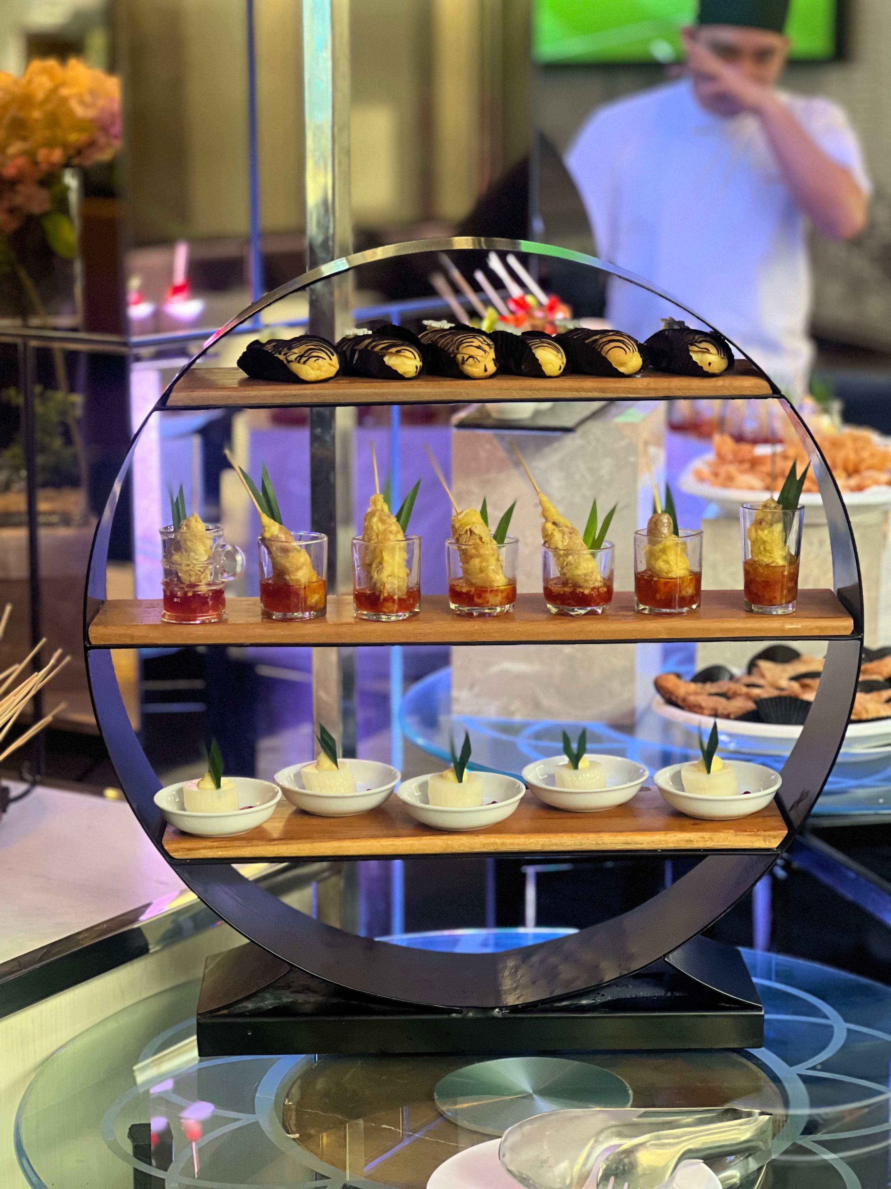STAYCATION: Afternoon tea di Hotel Platinum Balikpapan menjadi salah satu kegiatan yang patut dicoba pada momen liburan kali ini. Menawarkan berbagai kudapan hingga minuman yang menyegarkan.