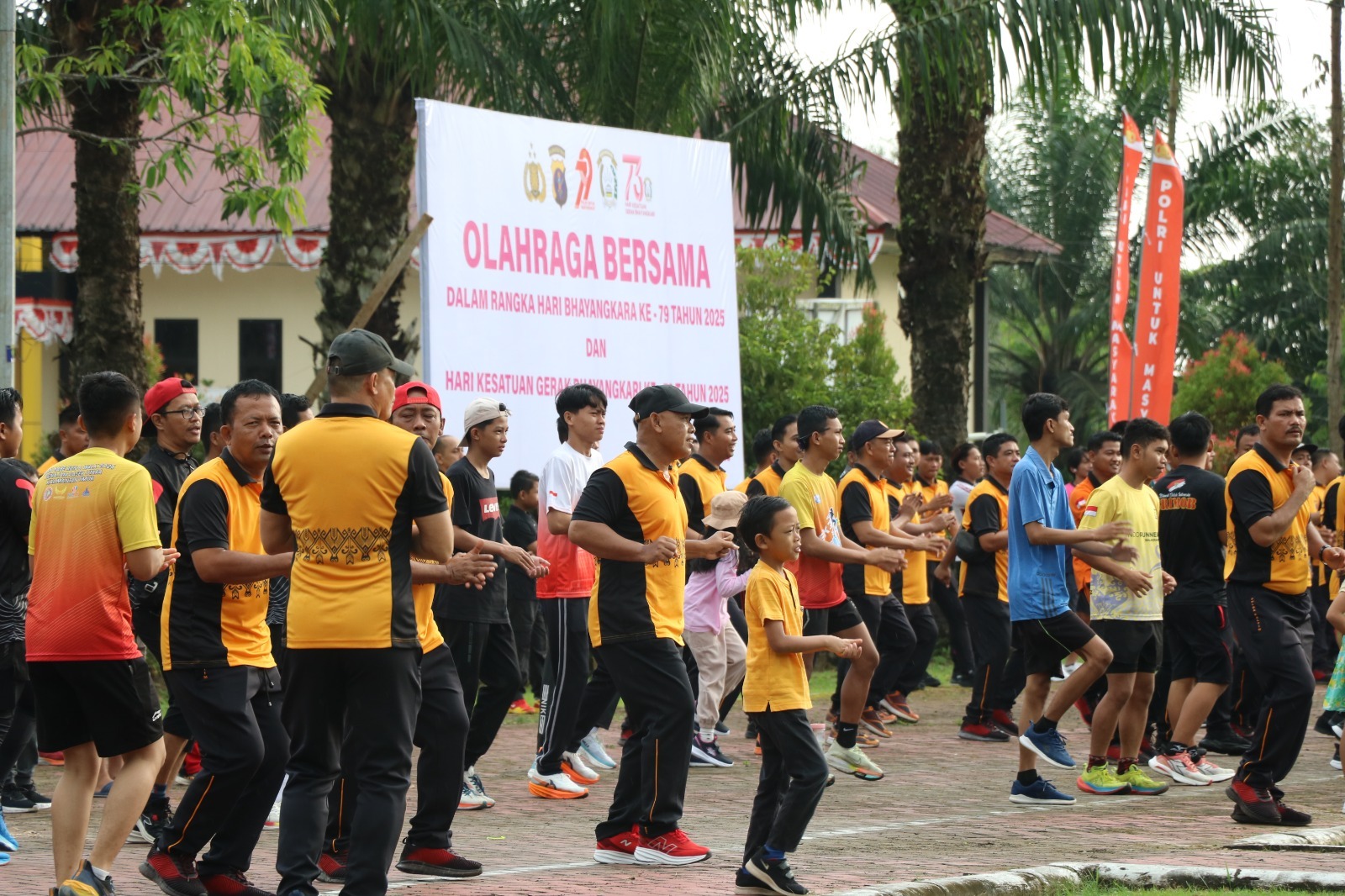 OLAHRAGA: Polres PPU menggelar kegiatan olahraga bersama TNI dan masyarakat dalam kaitan HUT ke-79 Hari Bhayangkara 1 Juli 2025.