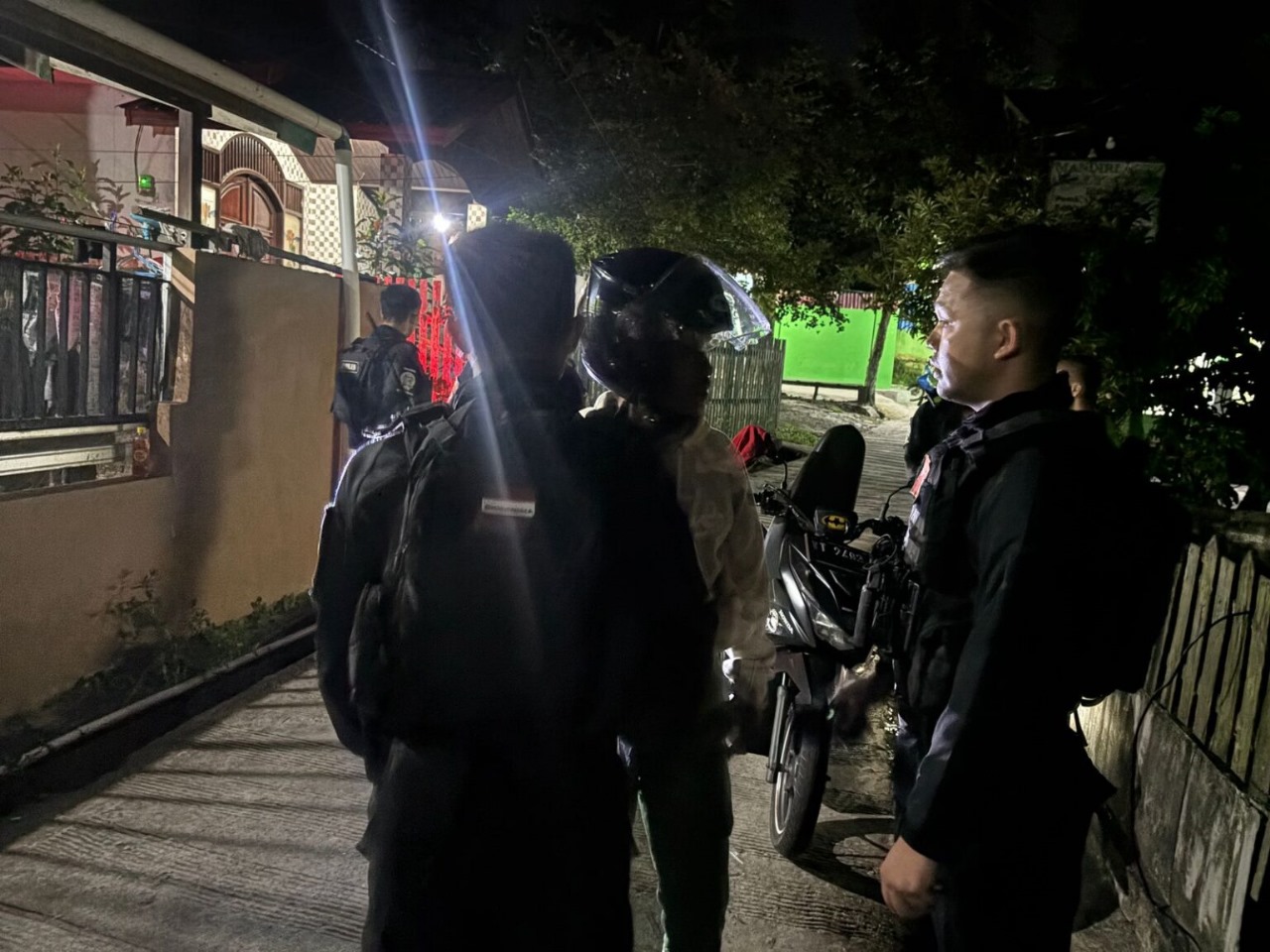TERCIDUK: Petugas mendapati tiga pemuda bawa narkoba jenis sabu saat patroli kamtibmas.