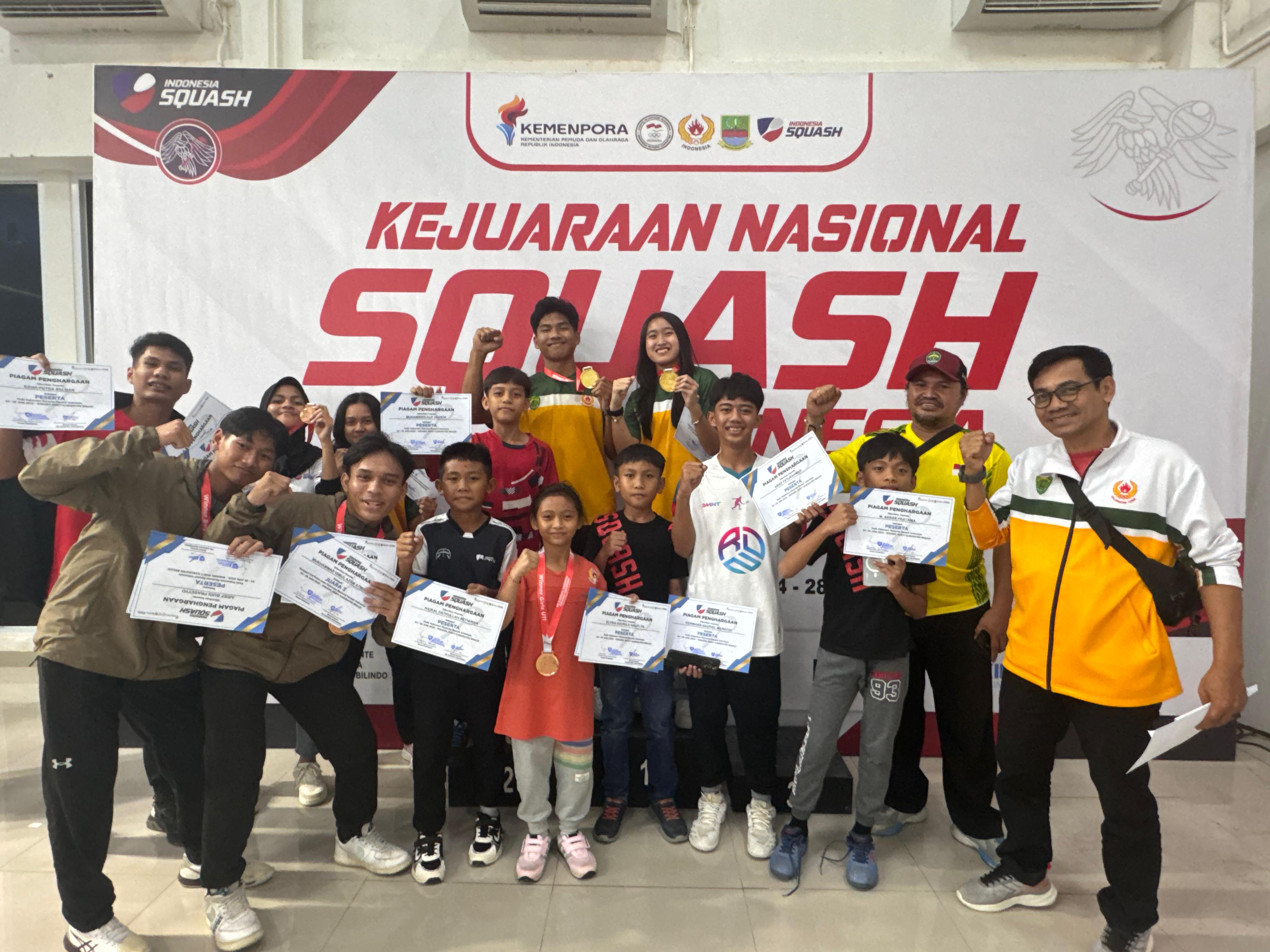 BANGGA: Skuat squash Kaltim sukses memboyong banyak medali di Kejurnas Junior yang berlangsung di Bekasi.