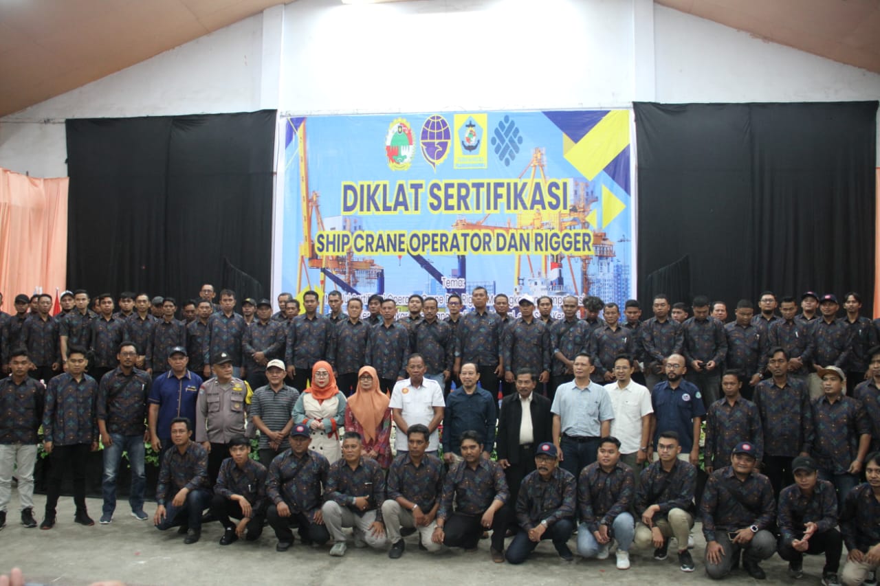 Di akhir kegiatan pembukaan para peserta Diklat dan para pejabat TKBM Komura Pelabuhan Samarinda serta tamu ikut membersamai kegiatan Diklat.