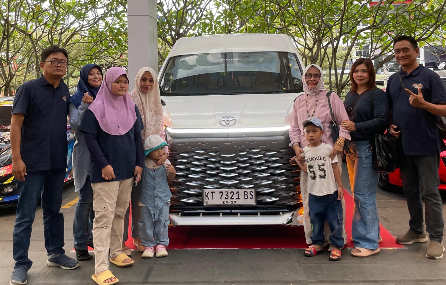 KOMPAK: Tampak Susana kebersamaan pendiri PT Cendana Mitra Perkasa saat Gelaran AutoNation Modified Show Samarinda di halaman parkir Mercure-Ibis Samarinda.