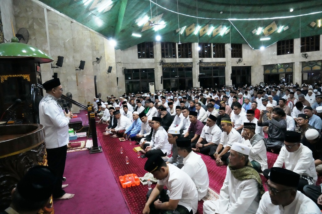 PERDANA: Bupati Aulia Rahman Basri menyampaikan sambutan pada acara Safari Subuh Pemkab kukar di Masjid Agung Sultan Aji Muhammad Sulaiman, Tenggarong.