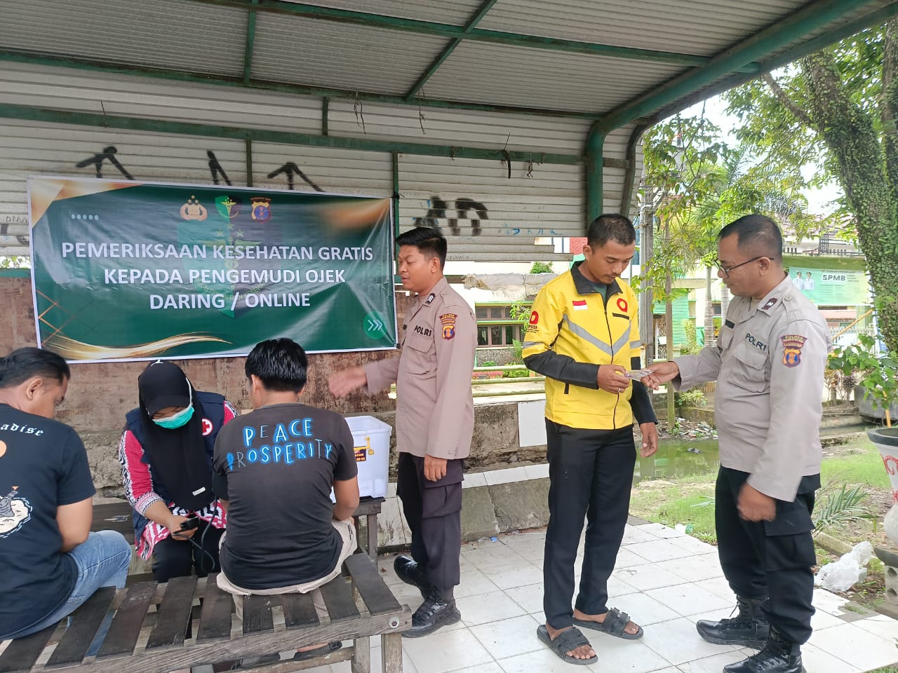 Sambut Hari Bhayangkara 2025, Polres PPU memberi layanan kesehatan gratis kepada pengemudi ojek online.