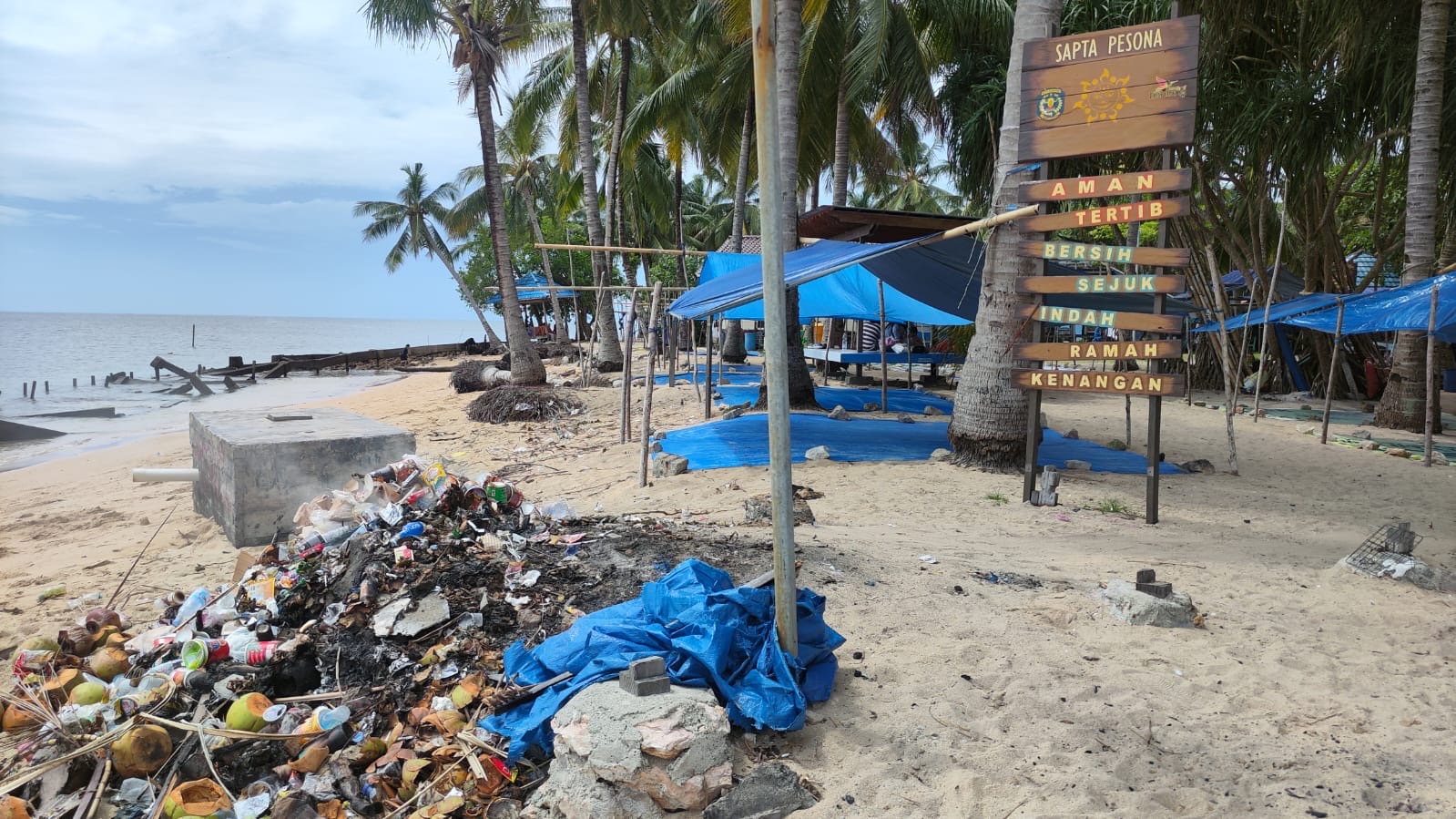 KOTOR: Sampah dibiarkan menumpuk di Pulau Beras Basah beberapa waktu lalu.