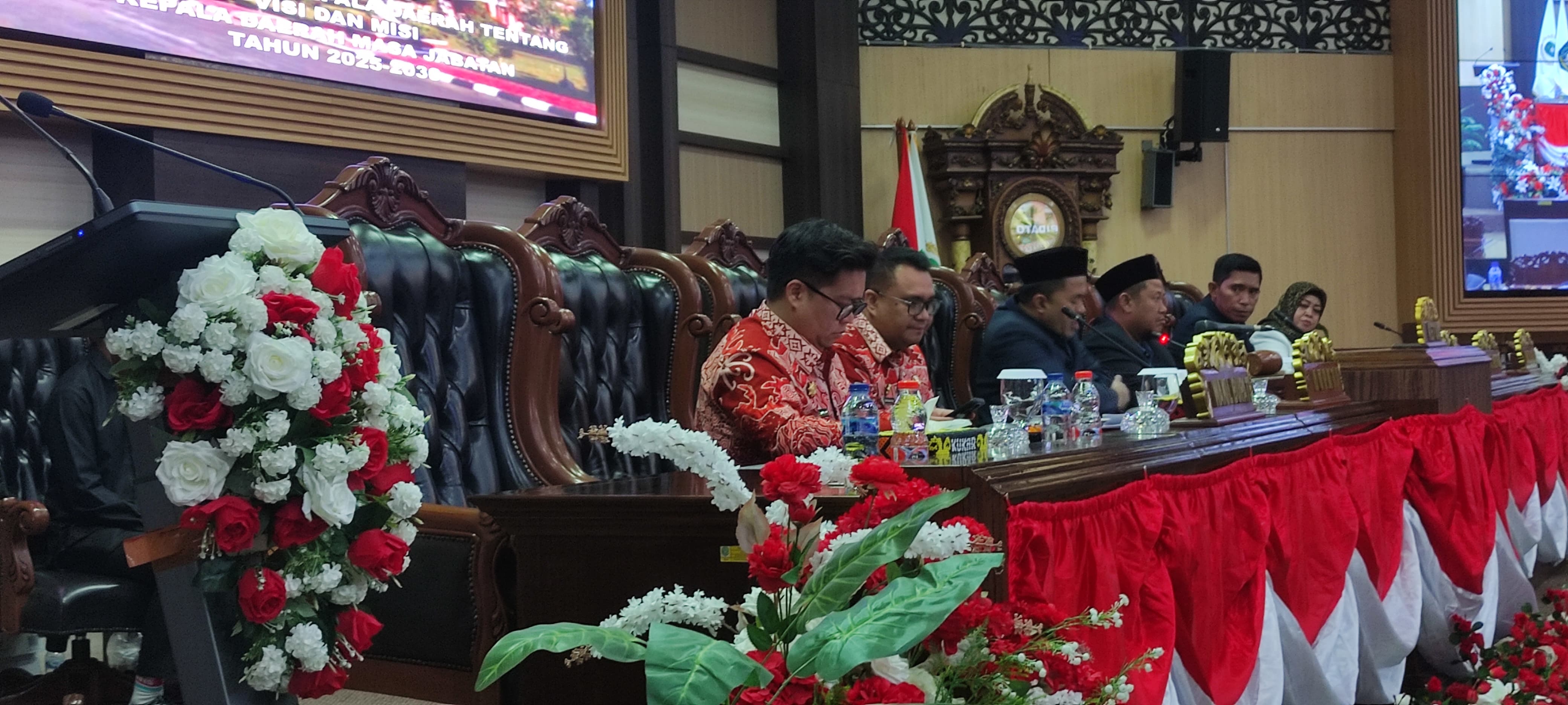 PROGRAM: Bupati dan wakil bupati Kukar bersama unsur pimpinan DPRD mengikuti Rapat Paripurna Penyampaian Pidato Pertama Kepala Daerah tentang Visi dan Misi 2025&ndash;2030 di ruang sidang utama DPRD Kukar,