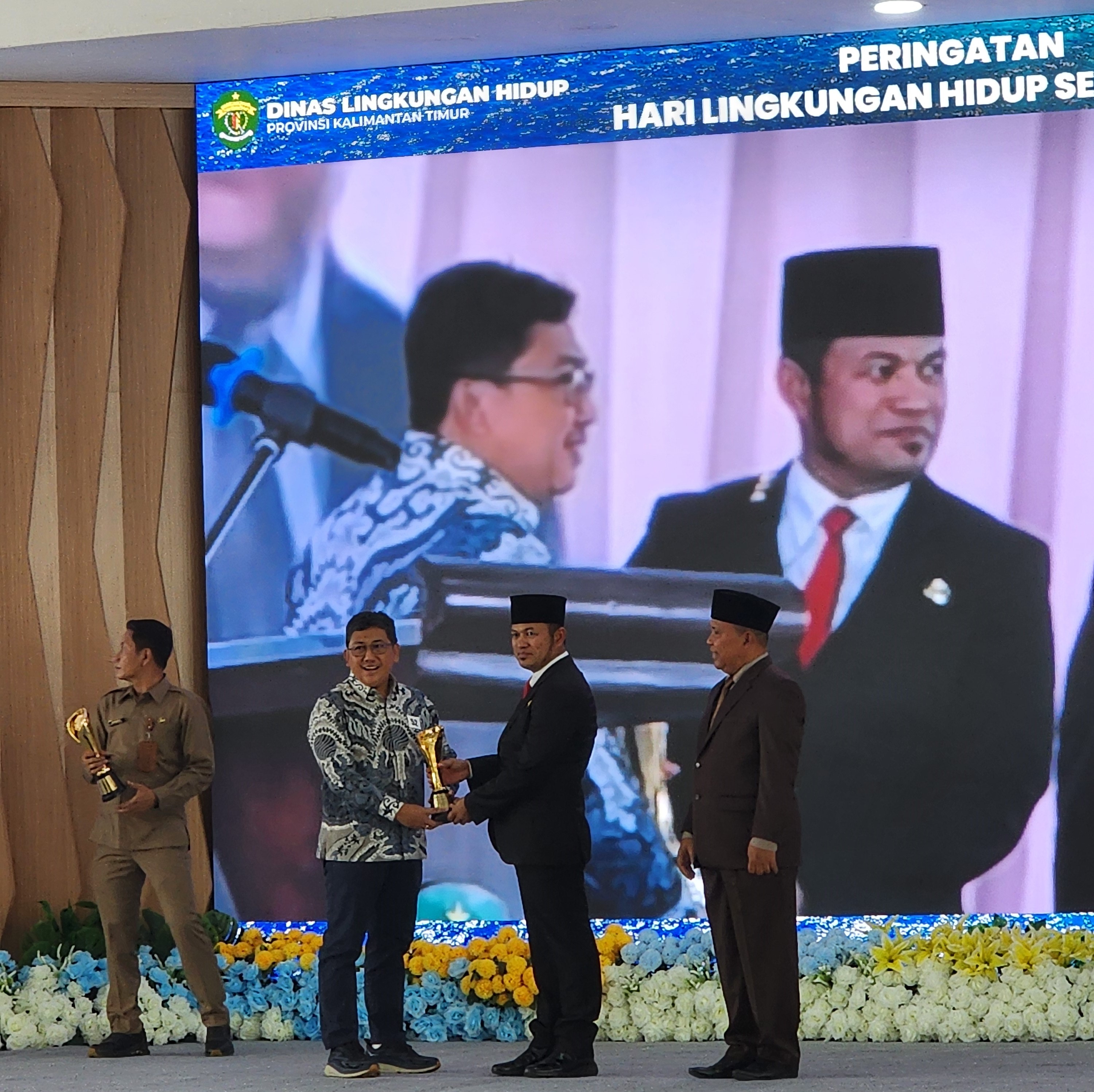 Gubernur Rudy Mas&rsquo;ud (tengah) menyerahkan PROPER Daerah kategori Emas kepada PT MHU.