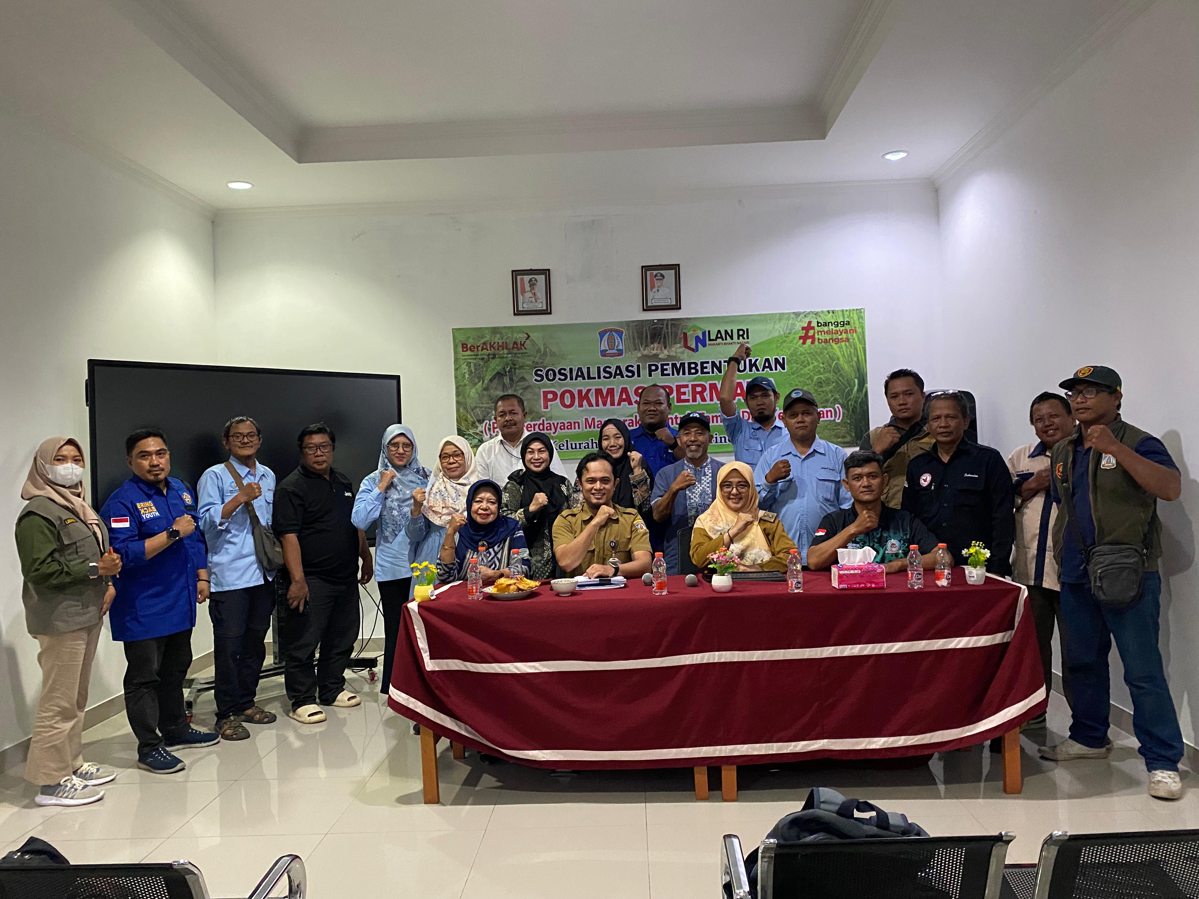 LINGKUNGAN: Lurah Gunung Samarinda Baru, Yulita Kusuma Lestari (tengah), menyatakan dukungannya terhadap pembentukan Pokmas Permata yang diinisiasi&nbsp; Nasruddin (duduk dua kiri).  &nbsp;