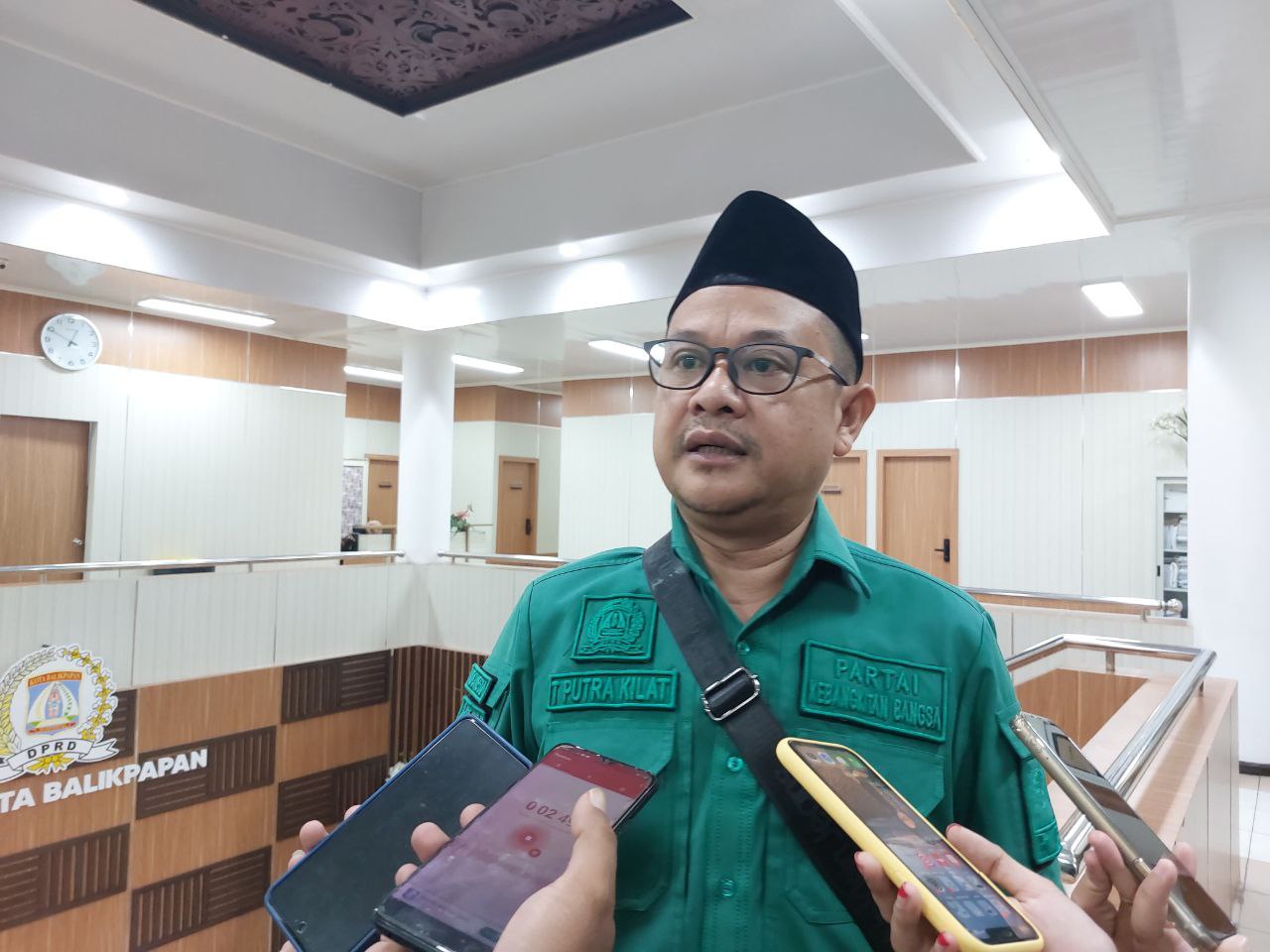 DISAYANGKAN: Sekretaris Komisi II DPRD Balikpapan Taufik Qul Rahman menyesalkan ada oknum yang melakukan pungutan liar di Pantai Manggar Segara Sari Balikpapan. (DINA ANGELINA/KP)