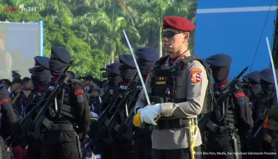 Irjen Dadang Hartanto memimpin upacara HUT Bhayangkara ke-79 di Lapangan Silang Monas, Selasa (1/7/2025).