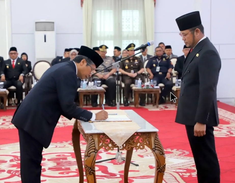 Gubernur Kaltim mengukuhkan Edy Suharto sebagai Kepala Perwakilan BPKP Kaltim, Senin (30/6/2025). (Pemprov Kaltim)