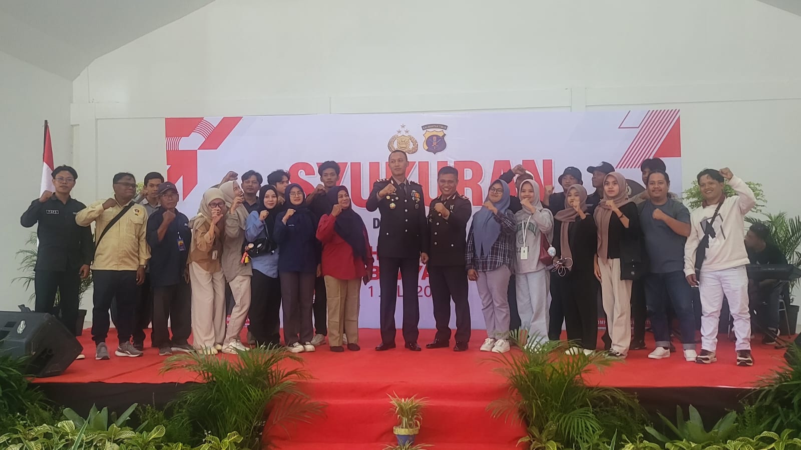 SYUKURAN: Kapolres PPU, AKBP Andreas Alek Danantara bersama sejumlah wartawan dalam acara syukuran HUT ke-79 Bhayangkara 2025.