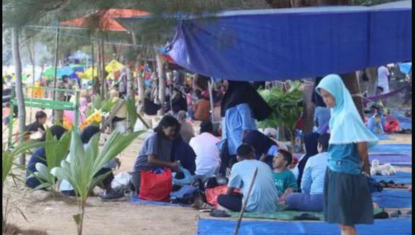 Pengunjung Pantai Manggar kembali mengeluh area pantai yang dipenuhi terpal sewaan dari pedagang.