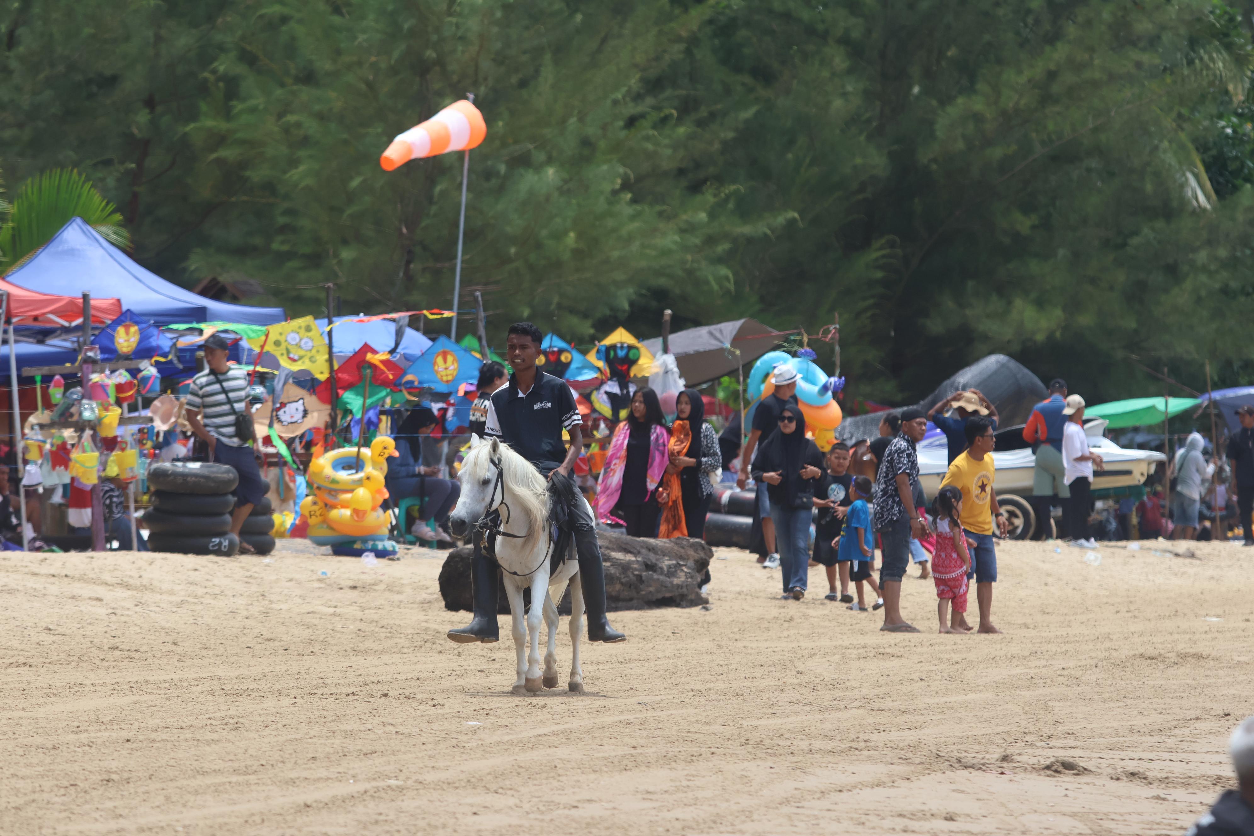 JADI SOROTAN: Suasana Pantai Manggar Balikpapan. Sejumlah pengunjung belum lama ini mengeluhkan buruknya pengelolaan pantai kebanggaan warga Kota Beriman ini.