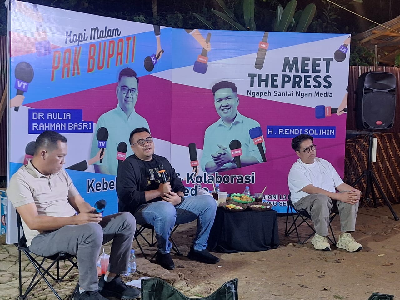 Aulia Rahman Basri (tengah) dan Rendi Solihin (kanan) saat ngobrol santai dengan media di Tenggarong Seberang, Selasa (1/7) malam. (RIFQI/KP)