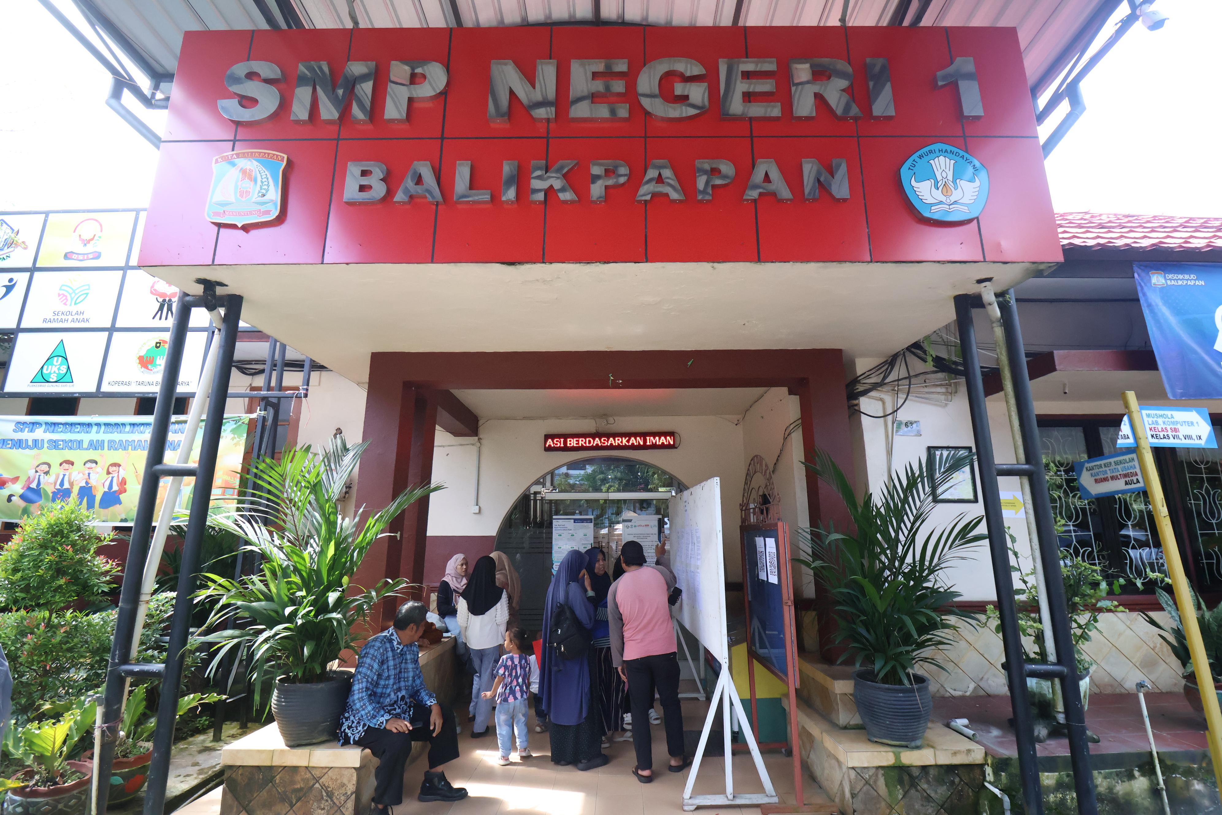 Suasana SMP 1 Balikpapan pada hari pertama SPMB 2025. Ada petugas yang berjaga untuk layanan informasi. (FOTO: ANGGI PRADITHA/KP)