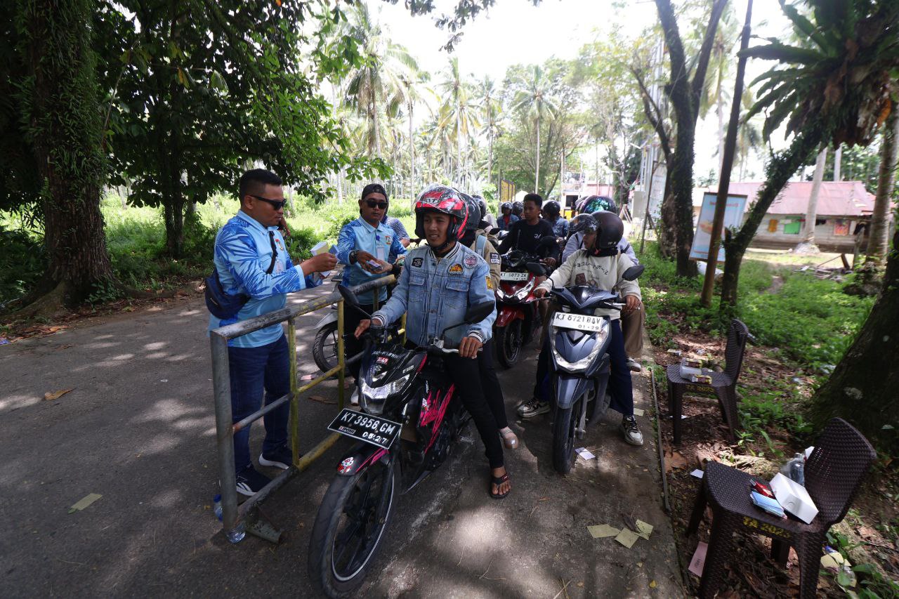 TAK ADA PUNGUTAN LAIN: Pengunjung cukup bayar tiket sekaligus parkir saat memasuki Pantai Manggar di loket masuk. (ANGGI PRADITHA/KP)