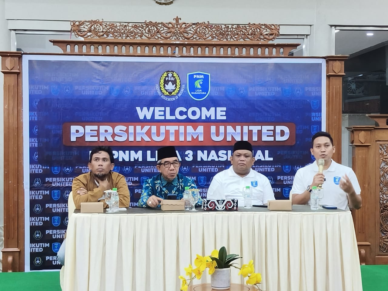Dari kiri, Ketua DPRD Jimmi, Bupati Kutim Ardiansyah Sulaiman, Anggota DPRD Provinsi Agusriansyah, Manajemen Persikutim United Pandi Widiarto.&nbsp;Jufriadi/KP