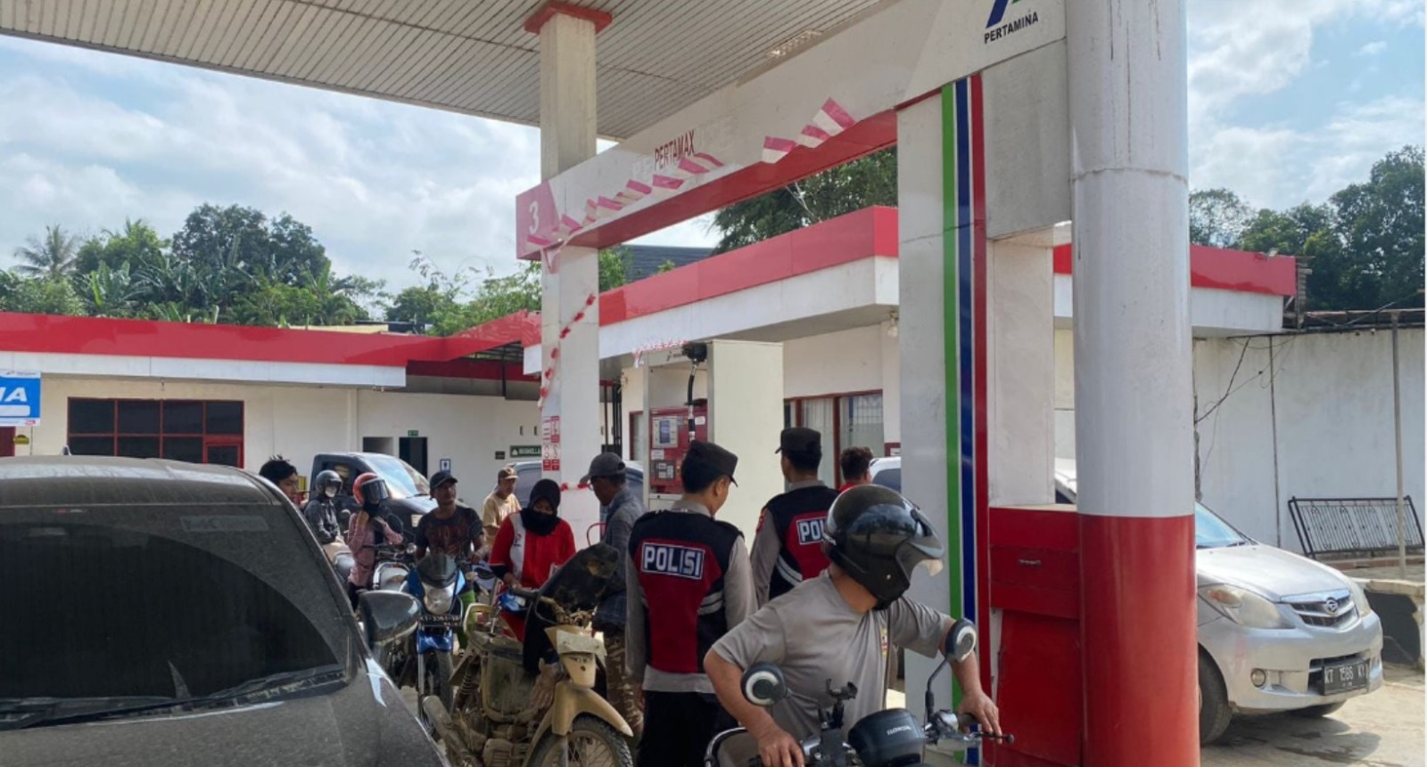PATROLI: Personel Polsek Sepaku, PPU saat melakukan patroli dialogis di kawasan SPBU untuk kepentingan jaga keamanan wilayah.