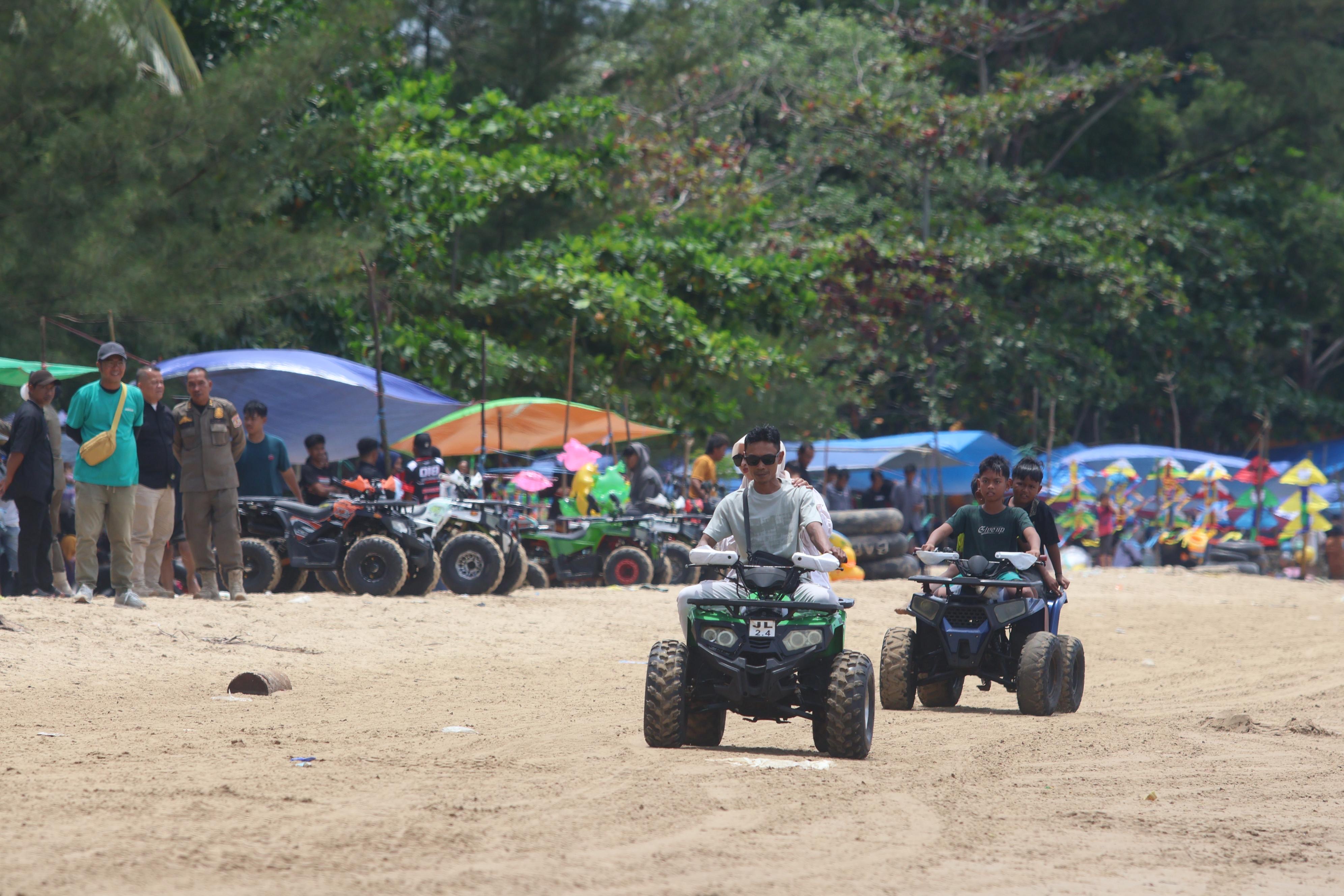 Pantai Manggar Balikpapan jadi destinasi favorit warga saat musim libur sekolah.