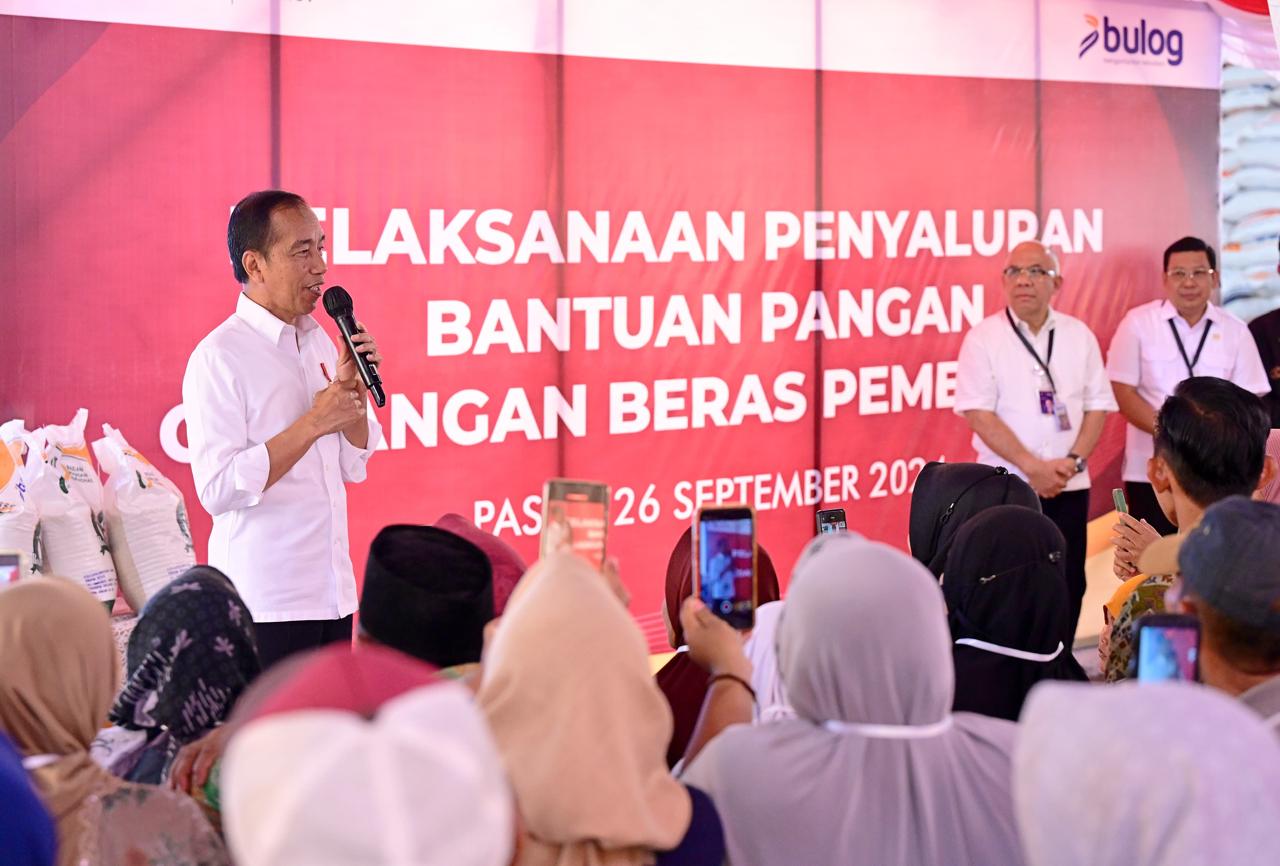 DISALURKAN: Presiden ke-7 Joko Widodo menyalurkan bantuan pangan di Paser pada 2024 lalu. Pemerintah pusat akan kembali menyalurkannya pada pertengahan 2025 ini.