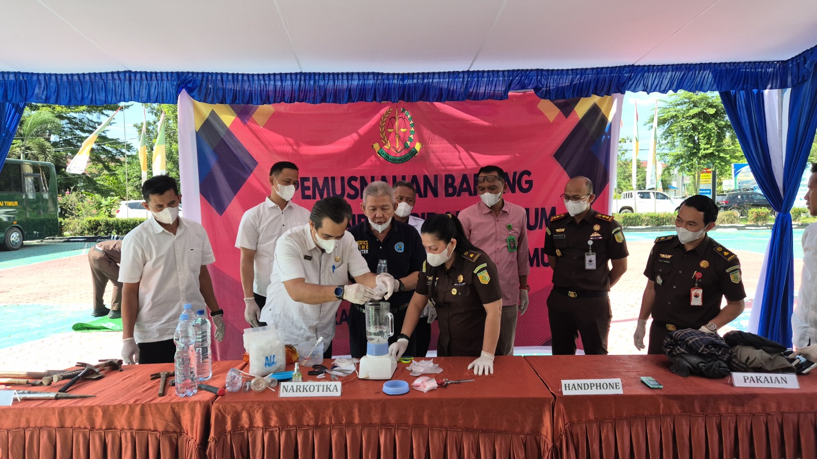 SESUAI STANDAR: Proses pemusnahan barang bukti dilakukan secara terbuka di Halaman Kantor Kejari Kutim.