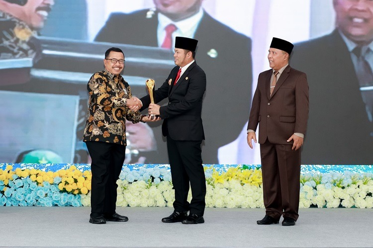 PERINGKAT EMAS: Direktur Operasi Pupuk Kaltim F Purwanto, menerima Properda peringkat Emas dari Gubernur Kaltim Rudy Mas