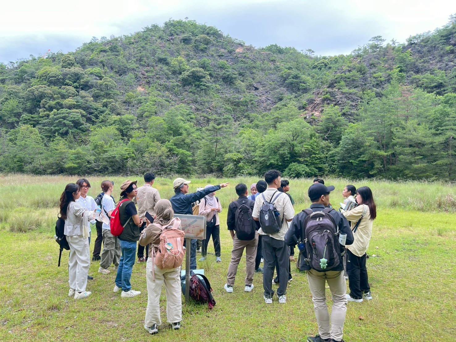 KONTROL: Mahasiswa Fahutan Unmul dikenalkan dengan sistem pengendalian erosi di lereng gunung daerah Tanakamiyama. (DOK PRIBADI)