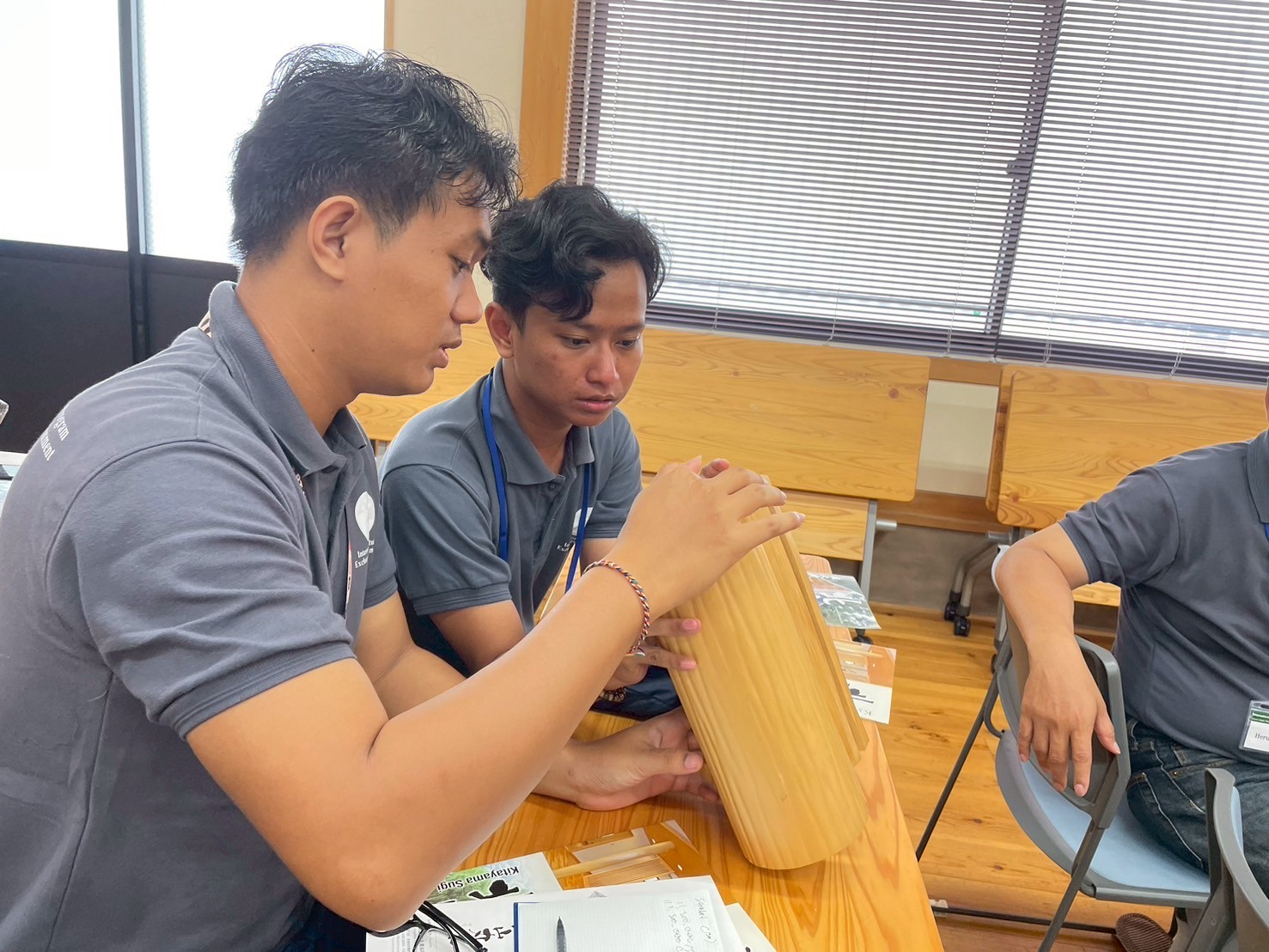 KITAYAMA CEDAR: Kunjungan industri ke perusahaan khusus yang menjual kayu log jenis cemara. Di sana, Mandha (kedua kiri) juga belajar membuat sumpit.